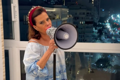 De megafone, Narcisa Tamborindeguy dá boas-vindas à Shakira em Copacabana