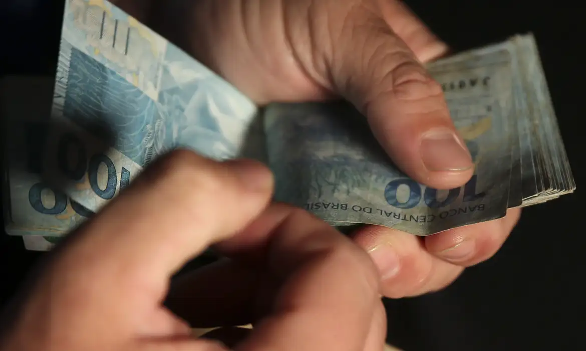 Renda média chega a novo recorde em 2025, mas desigualdade permanece alta