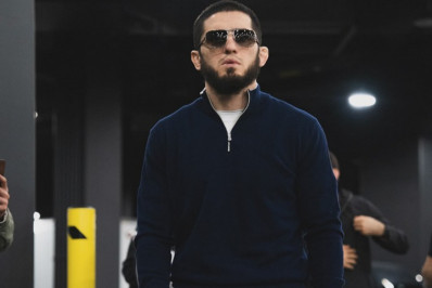 Campeão meio-médio do UFC, Makhachev confirma negociação para defesa de título; saiba