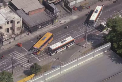Ônibus são usados como barricadas para bloquear vias da Zona Norte