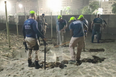 Prefeitura descarta mais de 80 kg de alimentos perecíveis encontrados na areia da Praia de Copacabana