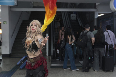 Todo Mundo no Rio! Cover da Shakira recebe passageiros na rodoviária