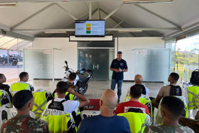 Servidor da Ordem Pública de Volta Redonda capacita militares do Exército em curso de batedor de moto, em Minas Gerais