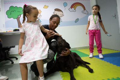 Prefeitura de Volta Redonda inicia atendimento de cinoterapia para crianças atípicas em parceria com a Polícia Militar