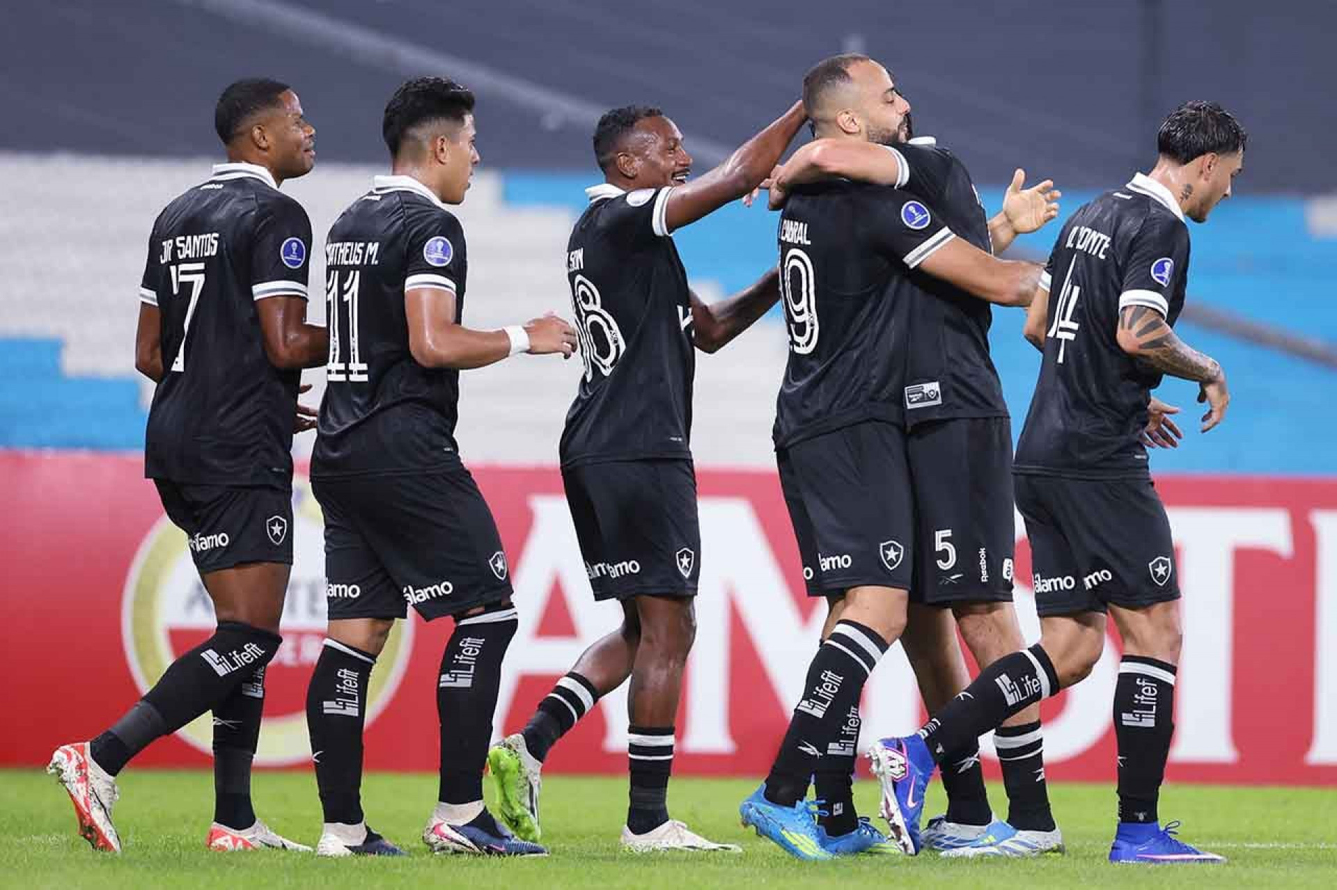 Botafogo vai &agrave; Justi&ccedil;a por multa a jogadores que tentarem rescindir