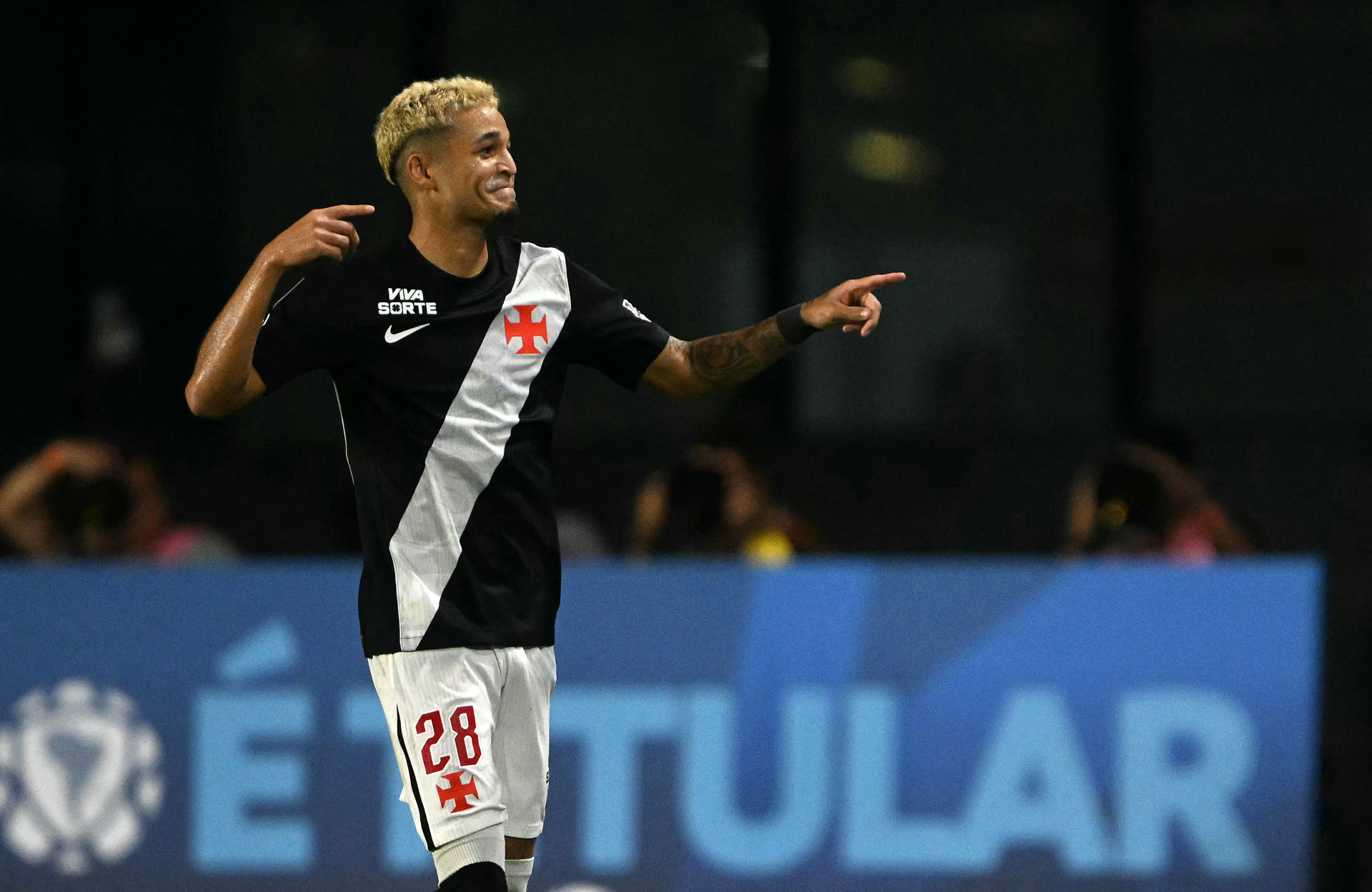 Adson valoriza boa atuação em vitória do Vasco na Sul-Americana: 'Muito feliz'