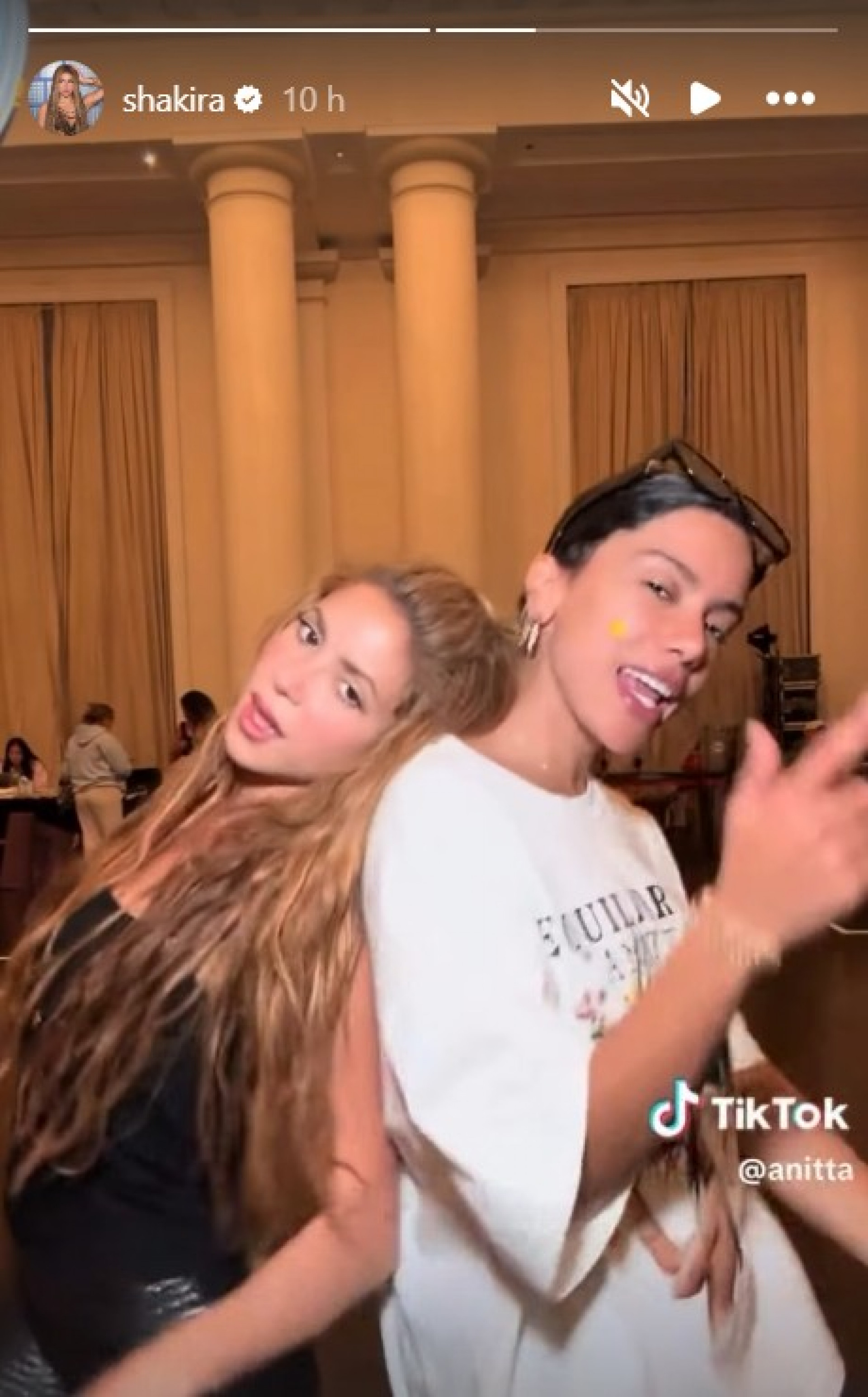 Shakira e Anitta dan&ccedil;ando juntas em v&iacute;deo para o Tiktok