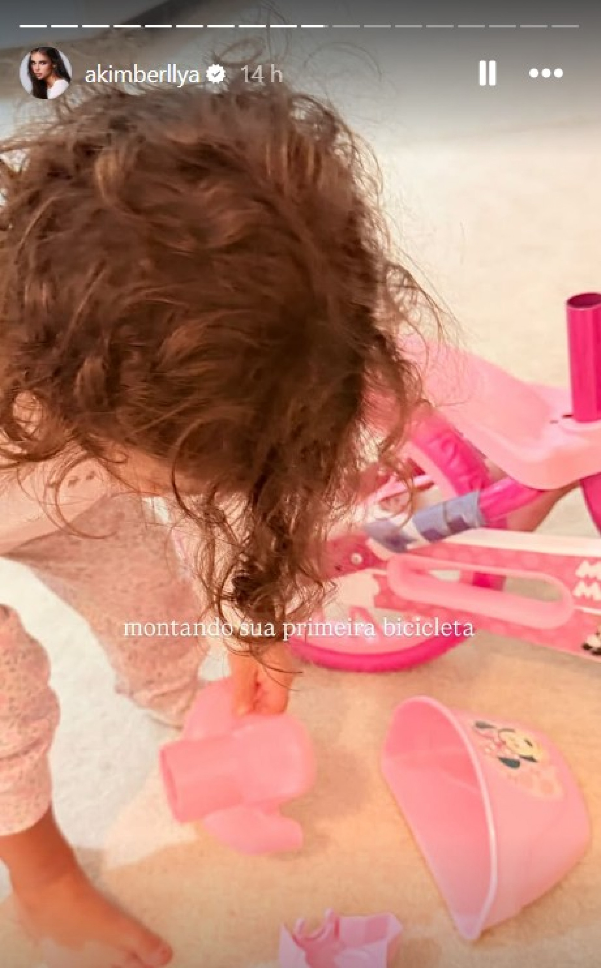 Helena em story da mãe, Amanda Kimberlly - Reprodução / Instagram