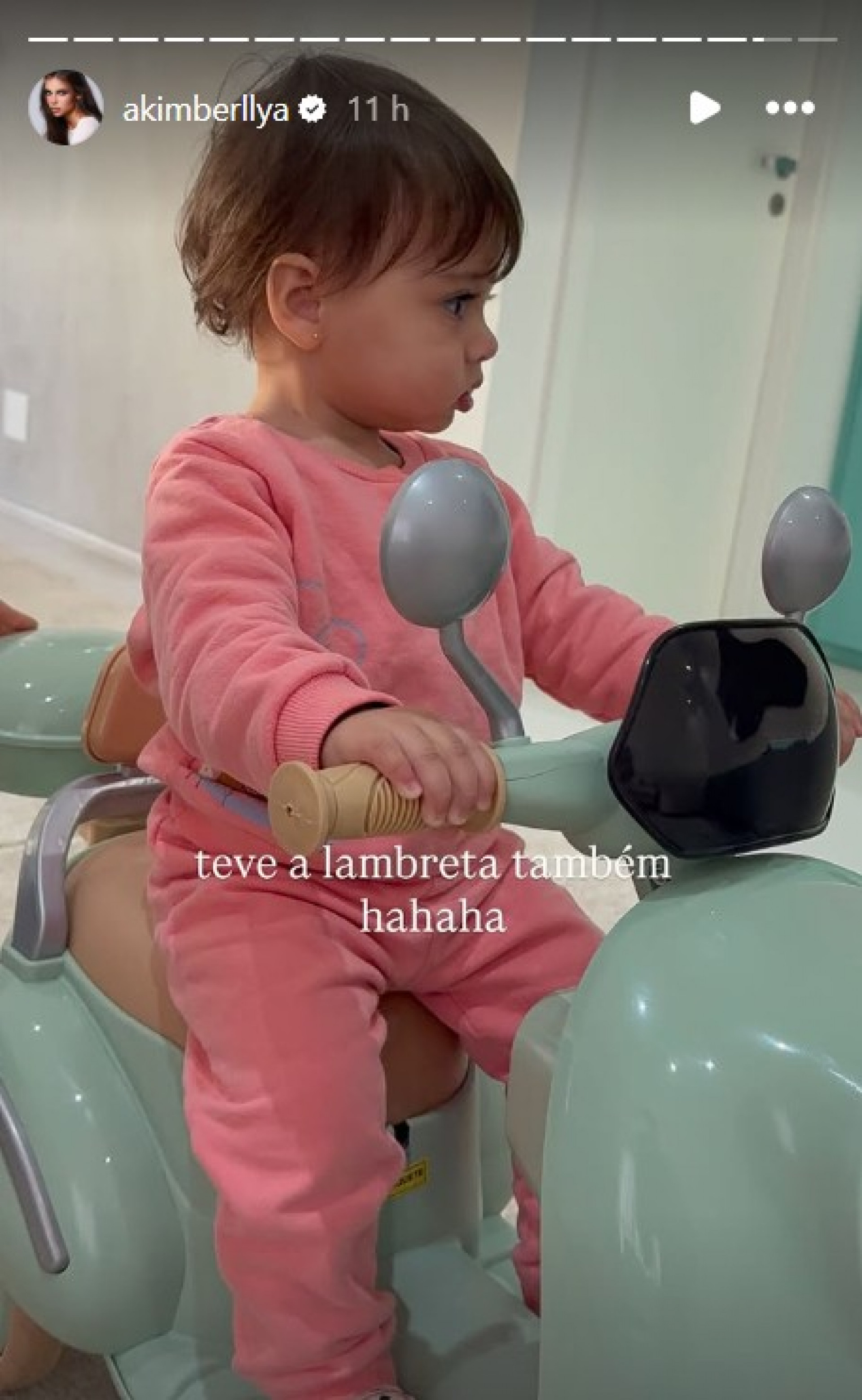 Helena em story da mãe, Amanda Kimberlly - Reprodução / Instagram