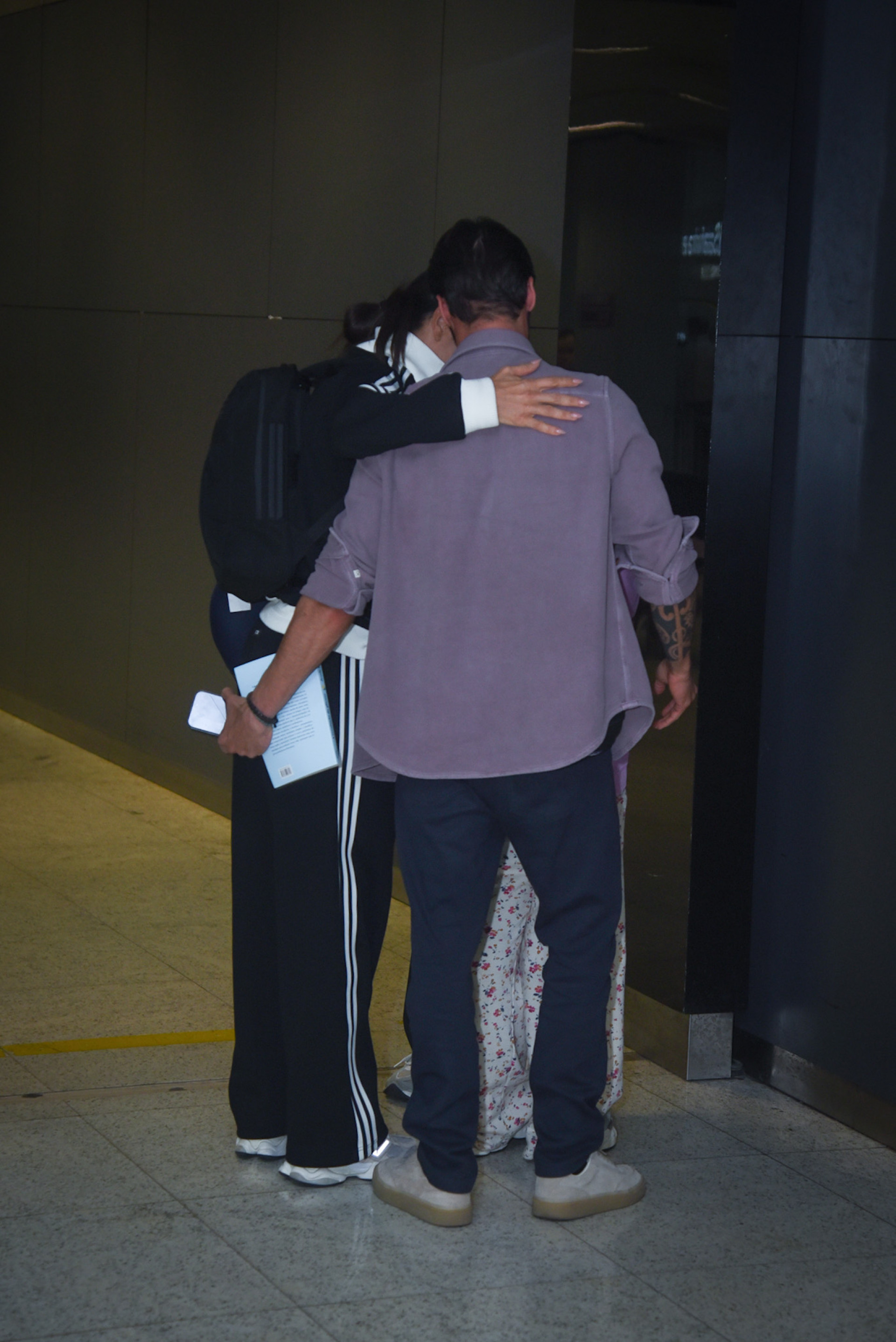  Ivete Sangalo chega ao Brasil e é recebida pelo ex-marido, Daniel Cady
 - Andy Santana/ Brazil News