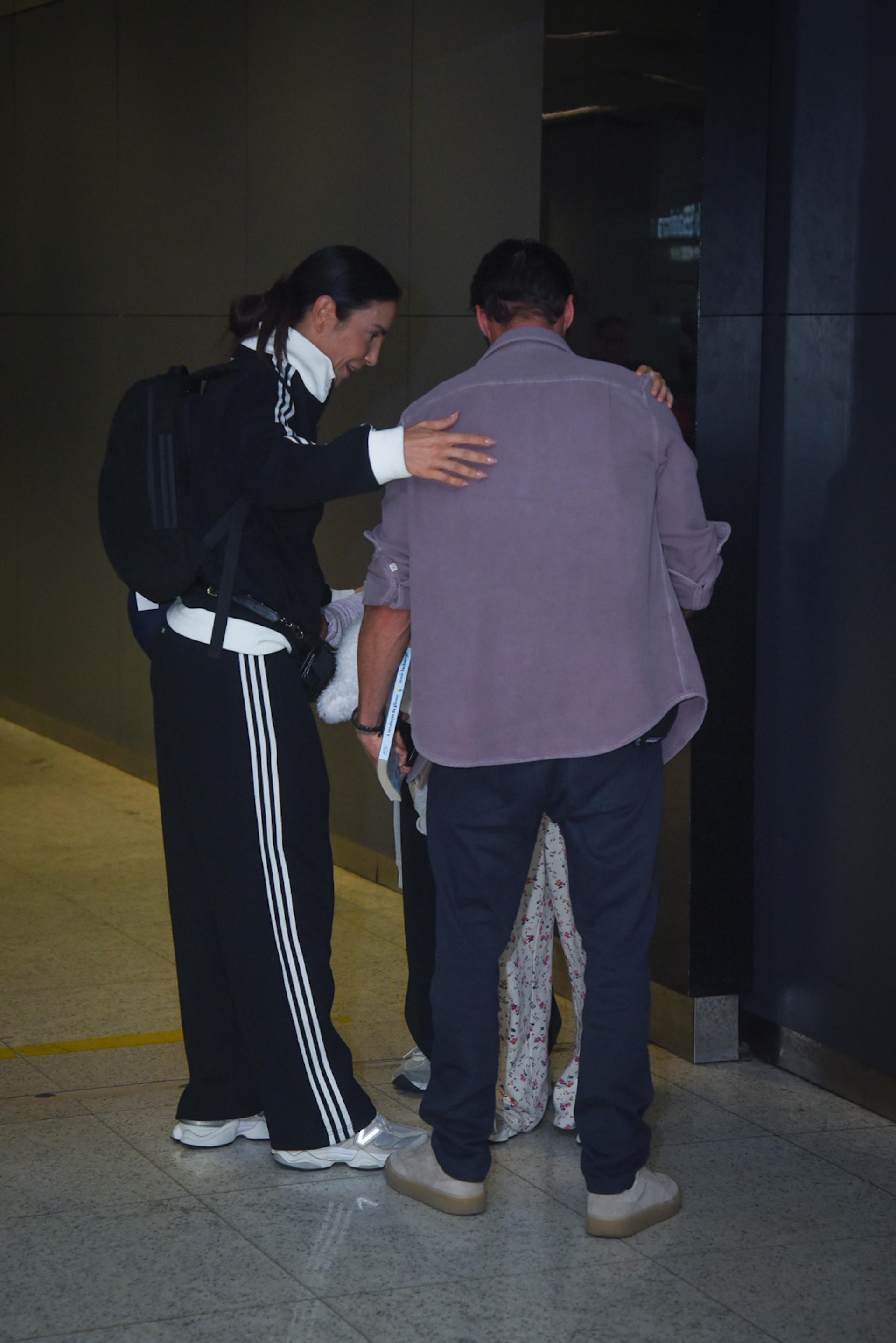  Ivete Sangalo chega ao Brasil e é recebida pelo ex-marido, Daniel Cady
 - Andy Santana/ Brazil News