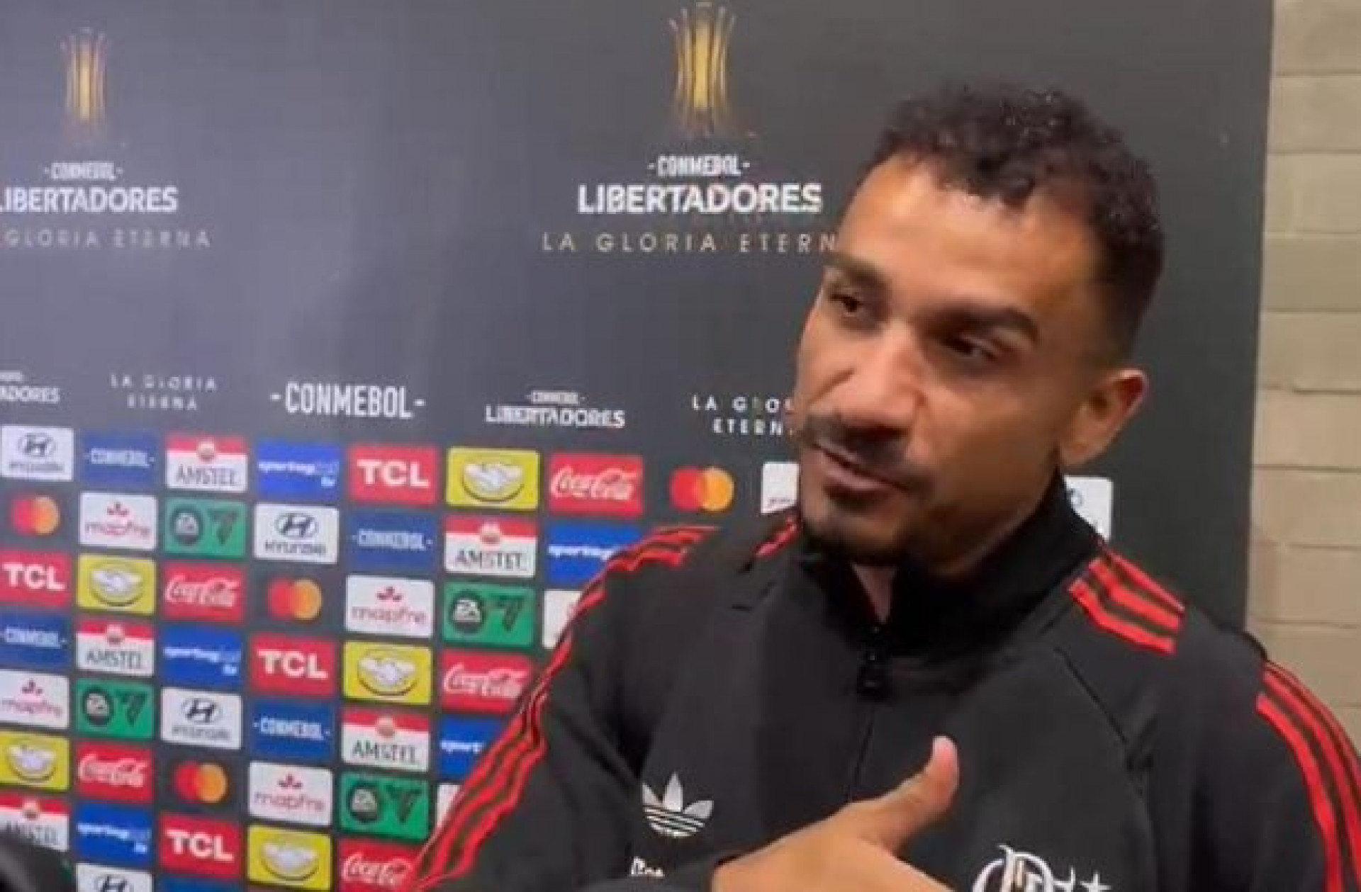 Como Danilo e L&eacute;o Pereira reagiram &agrave;s pol&ecirc;micas em Estudiantes x Flamengo; v&iacute;deos