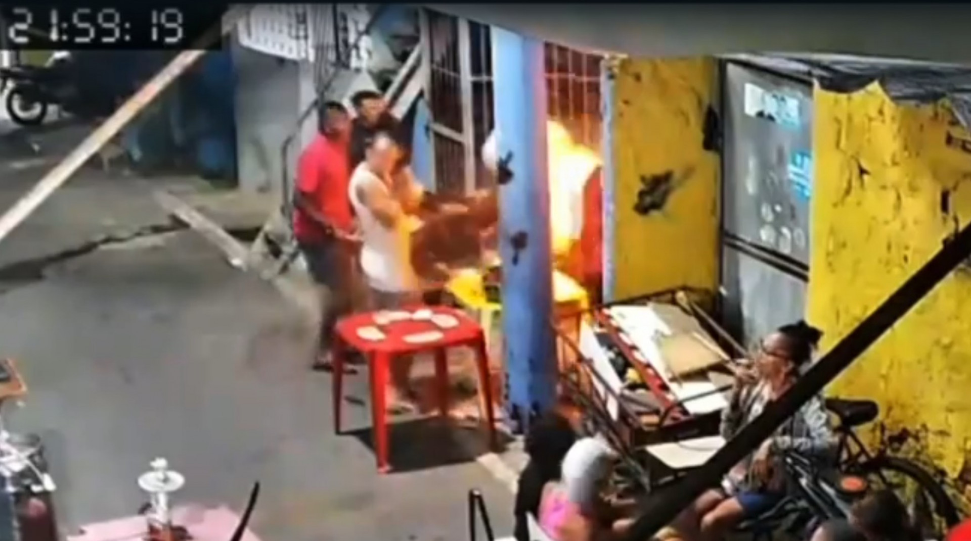 Explosão ocorreu após homem colocar líquido inflamável na churrasqueira - Reprodução / Redes Sociais