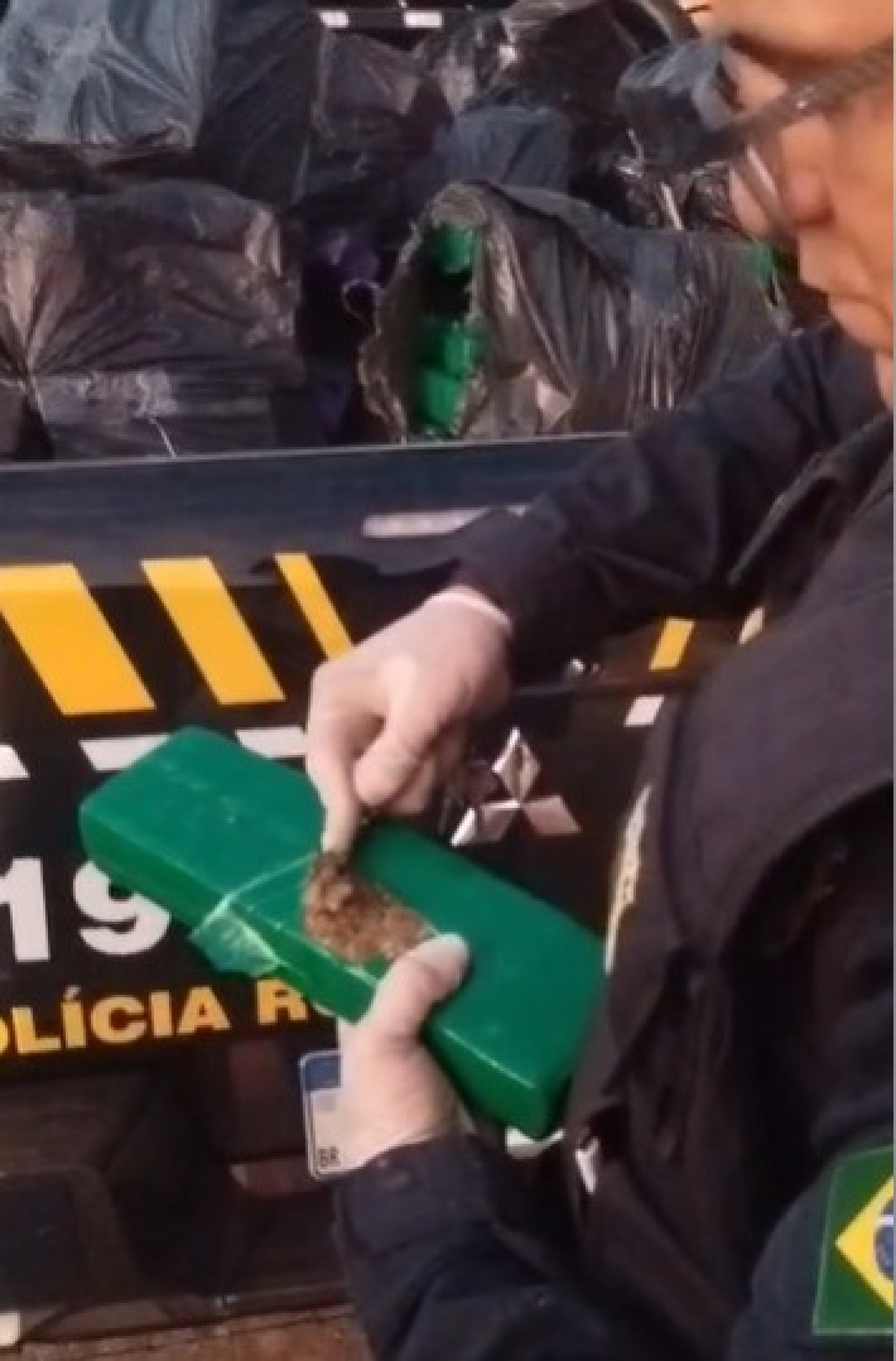 Tabletes de maconha estavam armazenados em sacos pl&aacute;sticos, em meio &agrave; carga de cosm&eacute;ticos - Divulga&ccedil;&atilde;o / PRF