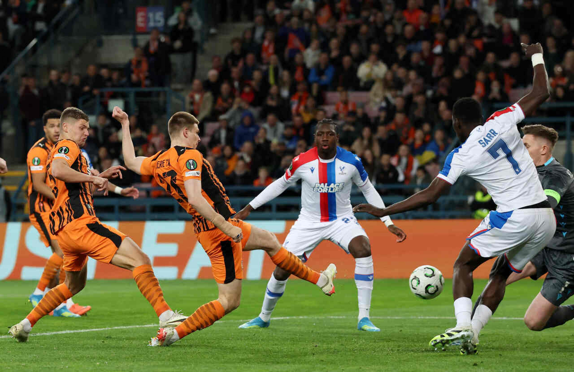 Crystal Palace vence Shakhtar e abre vantagem por vaga na final da Liga Confer&ecirc;ncia