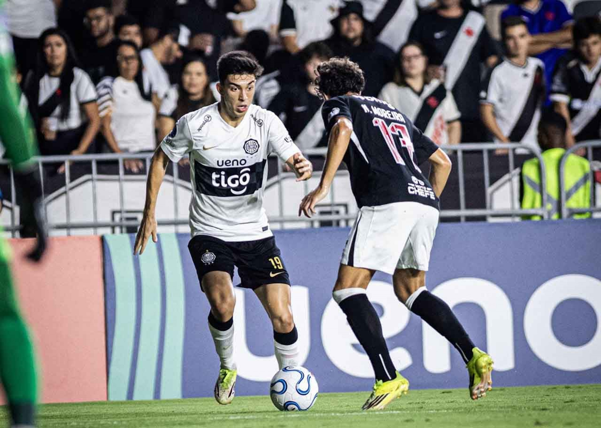 Com show de Adson, Vasco vence Olimpia e vira l&iacute;der na Sul-Americana
