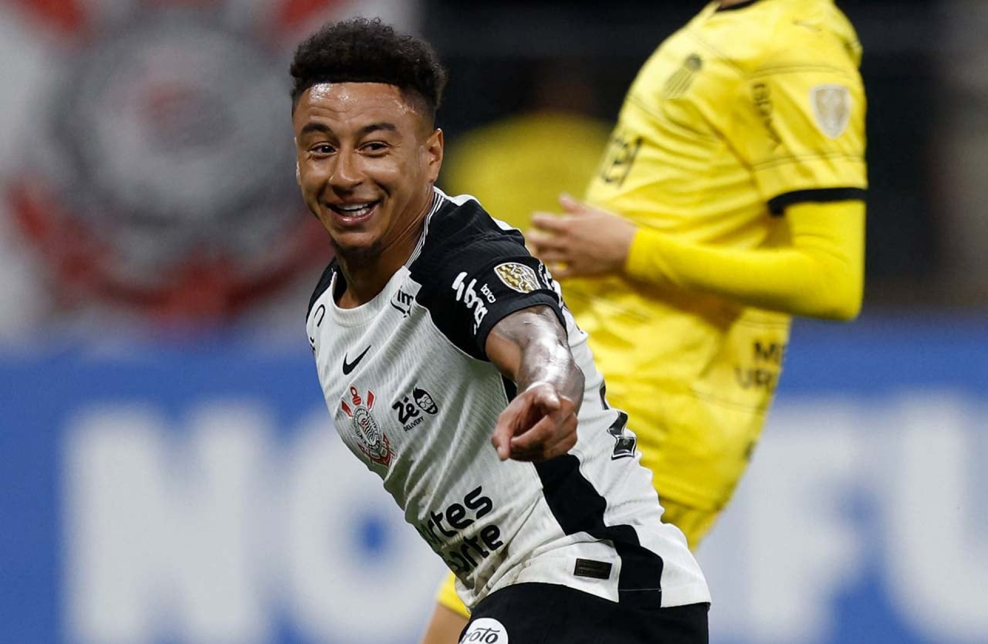 Com direito a ol&eacute;, Corinthians vence Pe&ntilde;arol e segue 100% na Libertadores