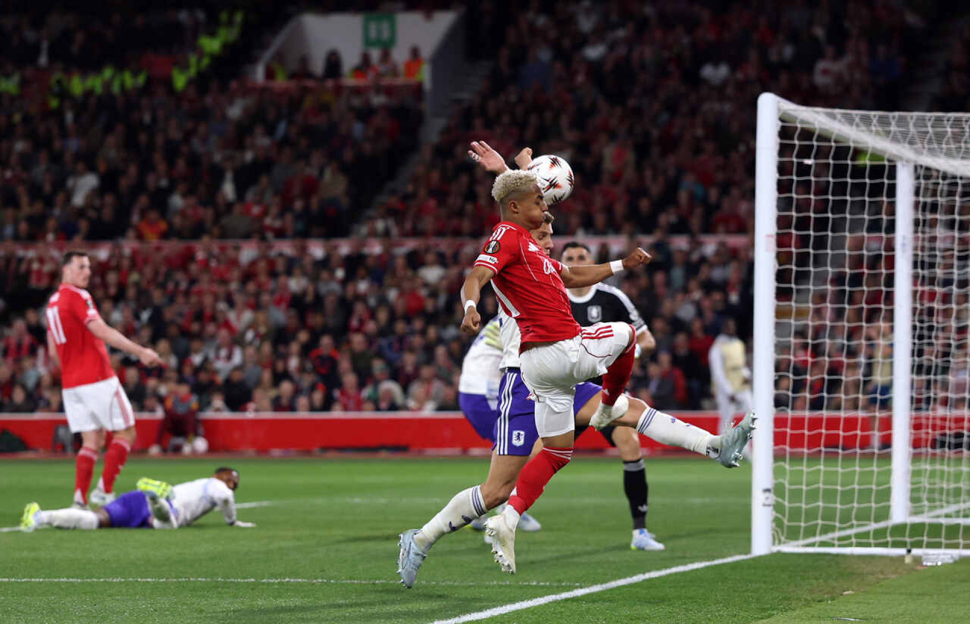 Forest vence o Aston Villa e abre vantagem na semifinal da Europa League