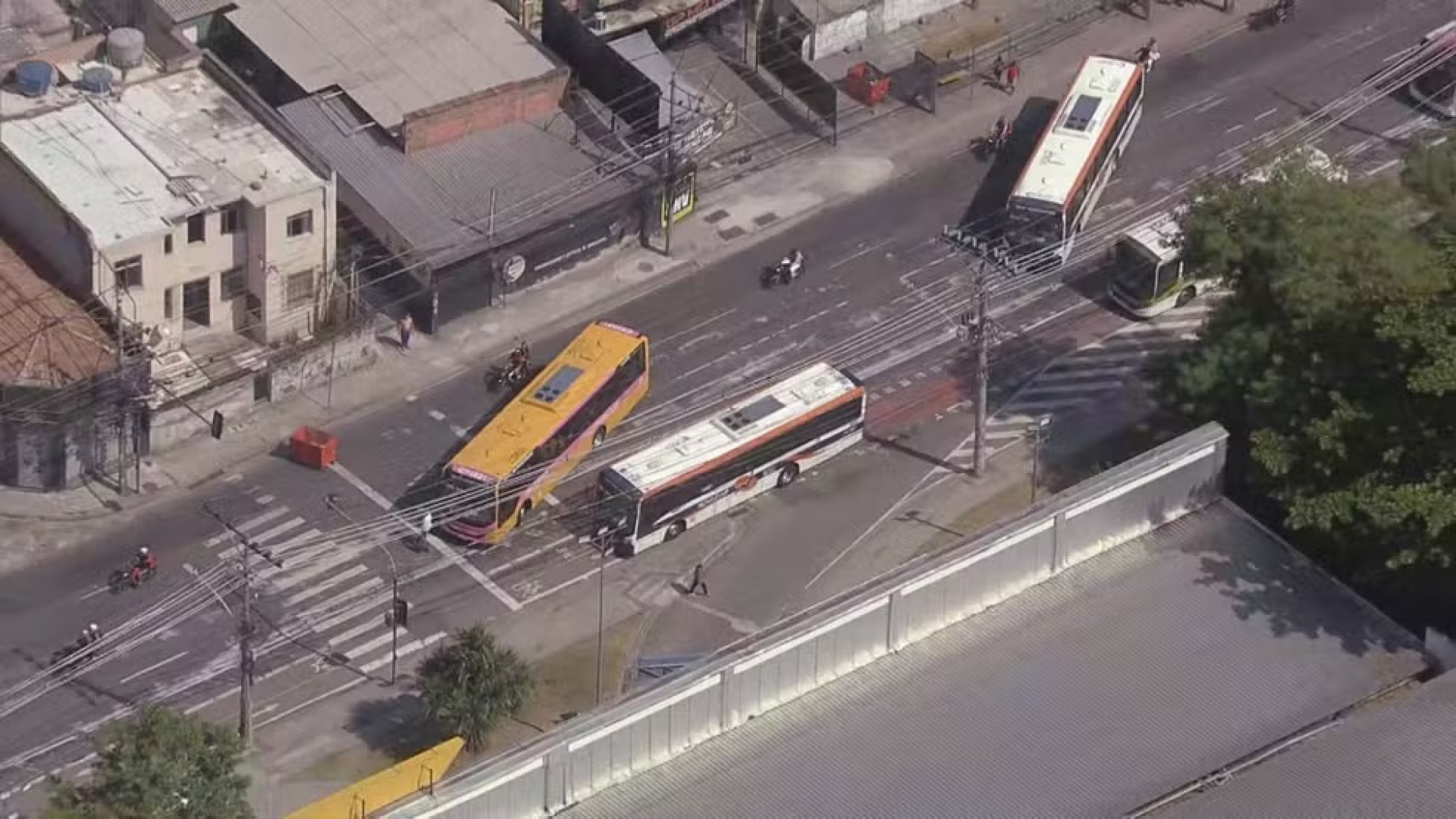 Ônibus são usados como barricadas para bloquear vias da Zona Norte