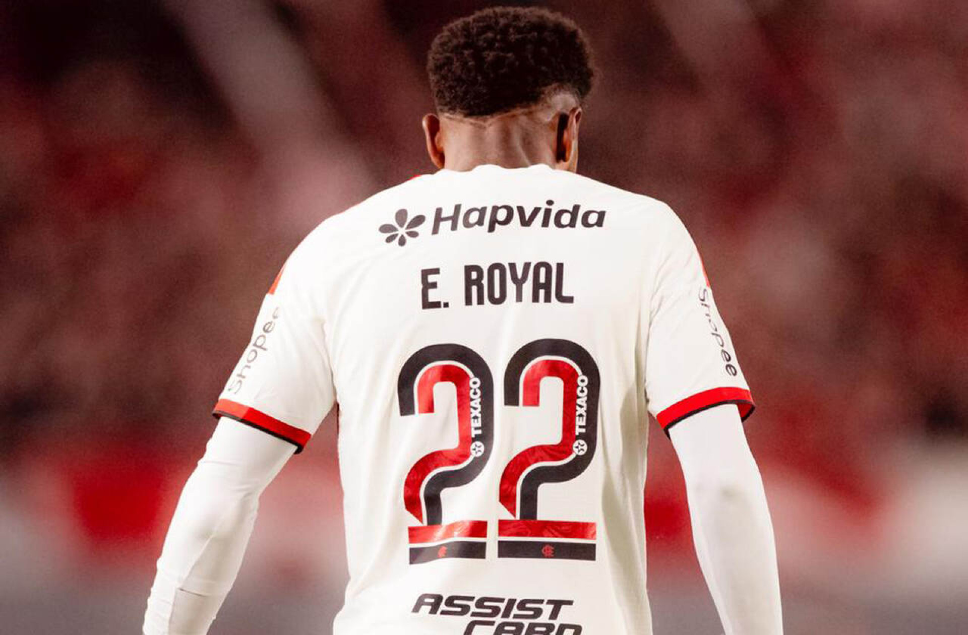 Royal, do Flamengo, sofre trauma e reclama: “Desleais”