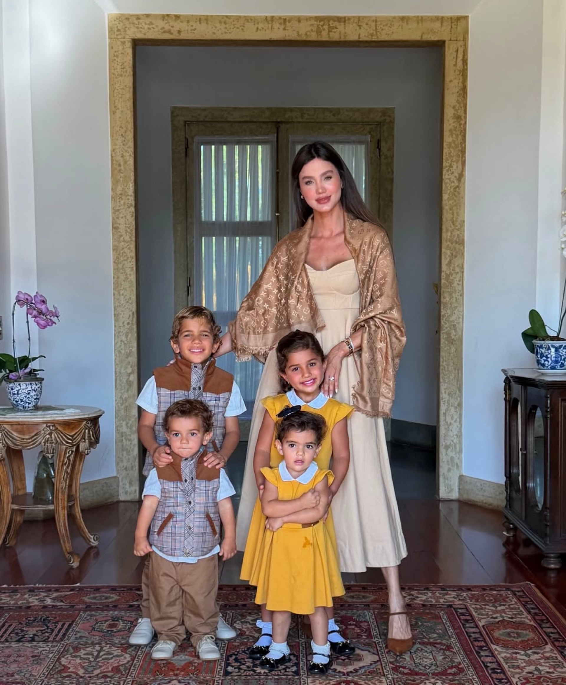 Biah Rodrigues com os filhos Theo, Fernanda, Zion e Angelina  - Reprodução/Instagram 