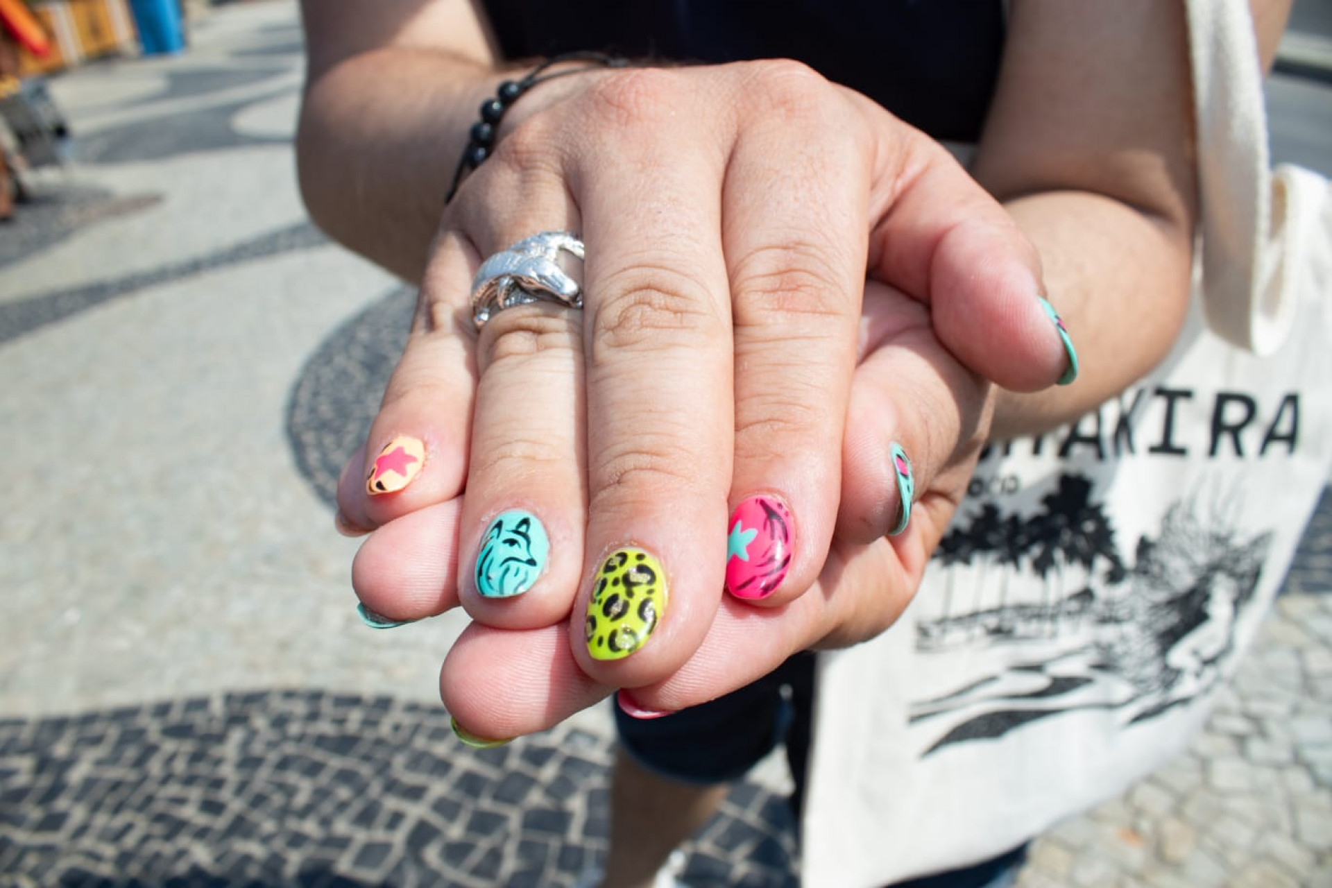 Fãs mostra unhas decoradas para show da Shakira - Erica Martin/Agencia O Dia