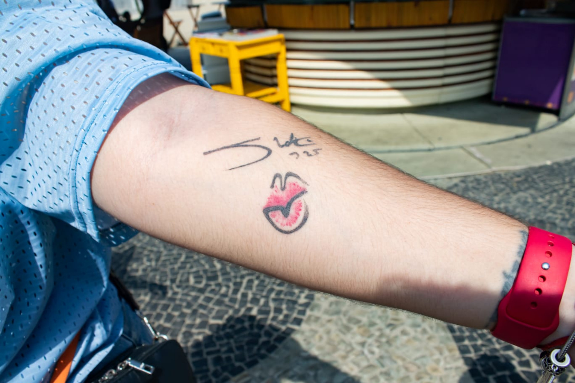 Fã eterniza autógrafo de Shakira com tatuagem - Erica Martin/Agencia O Dia