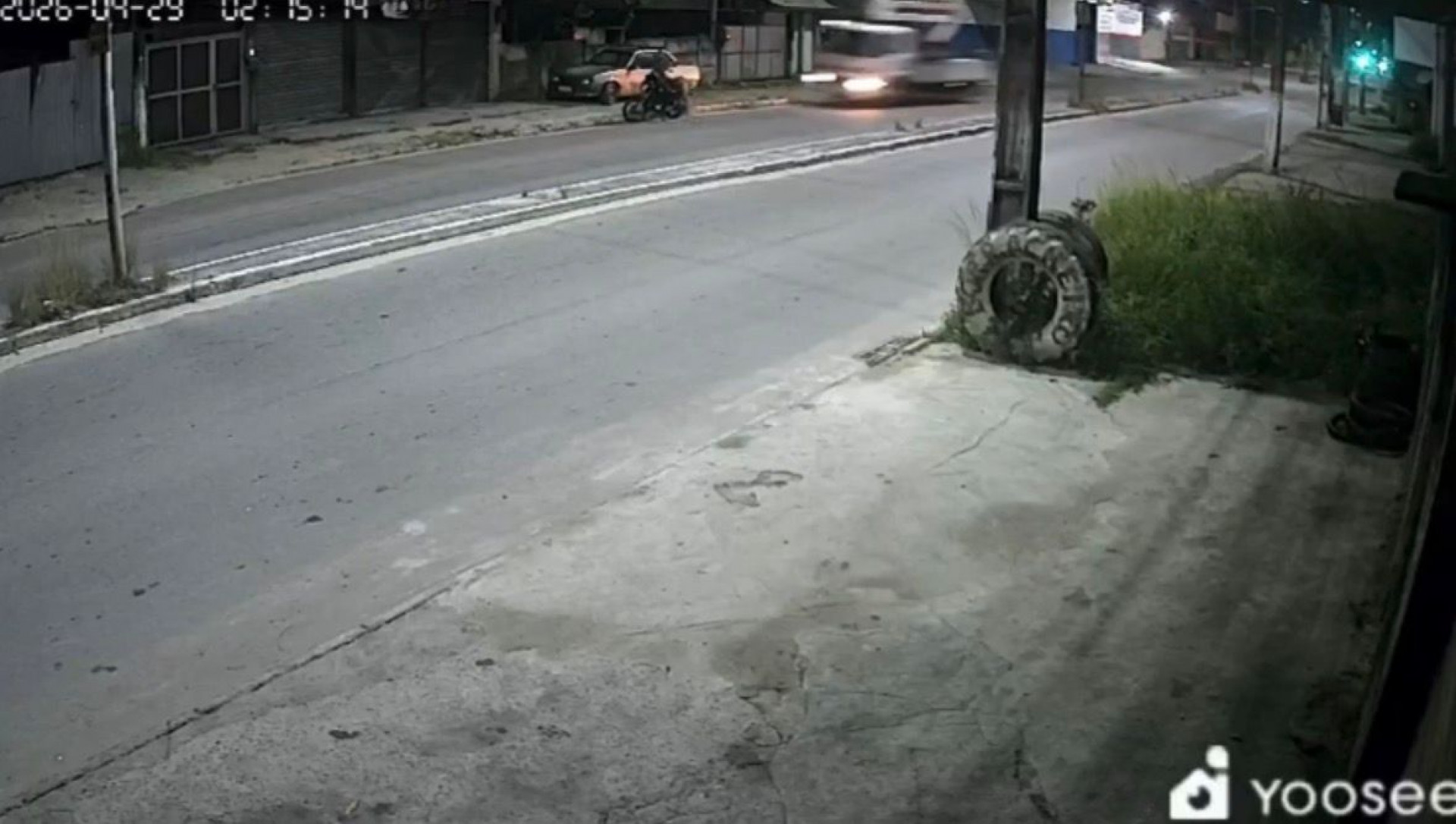 Vídeo: Motociclista morre ao ser atropelado por caminhão da Enel em Duque de Caxias