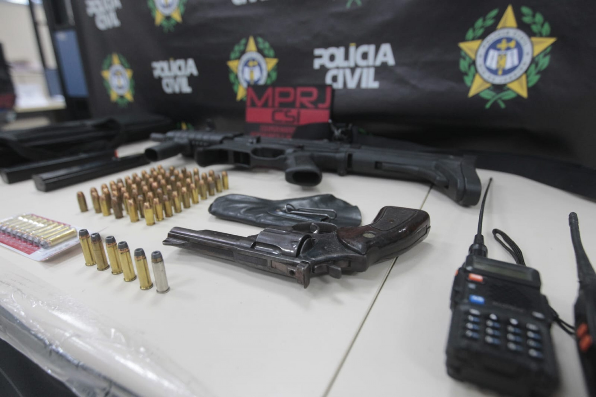 Revólver apreendido durante a operação do MPRJ - Reginaldo Pimenta / Agência O Dia