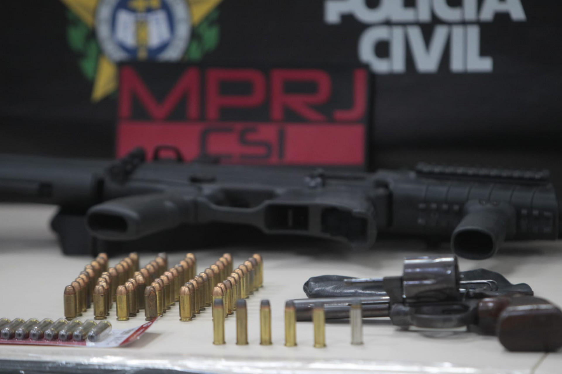 Revólver apreendido durante a operação do MPRJ - Reginaldo Pimenta / Agência O Dia