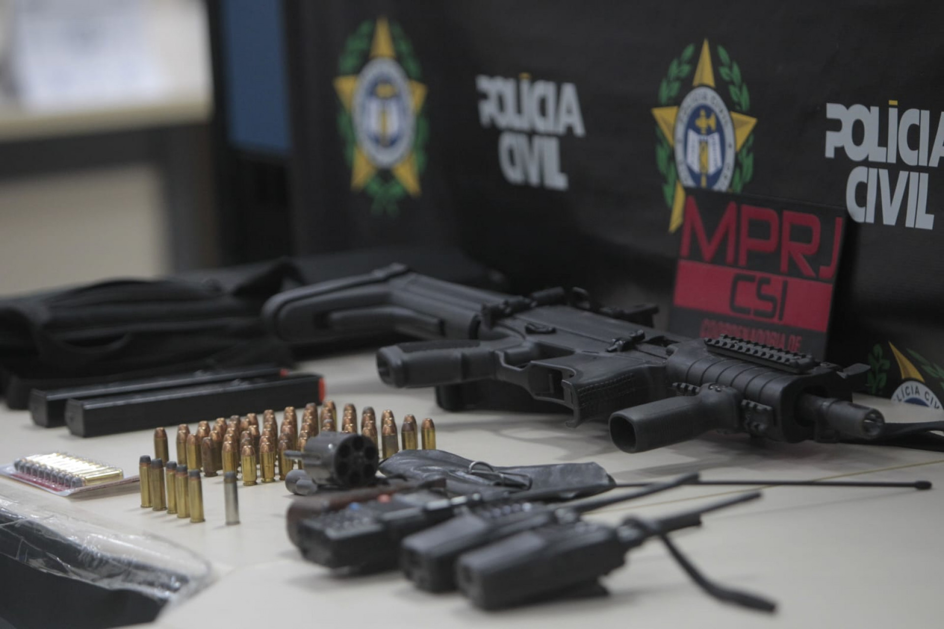 Agentes apreenderam armas e munições durante a operação - Reginaldo Pimenta / Agência O Dia