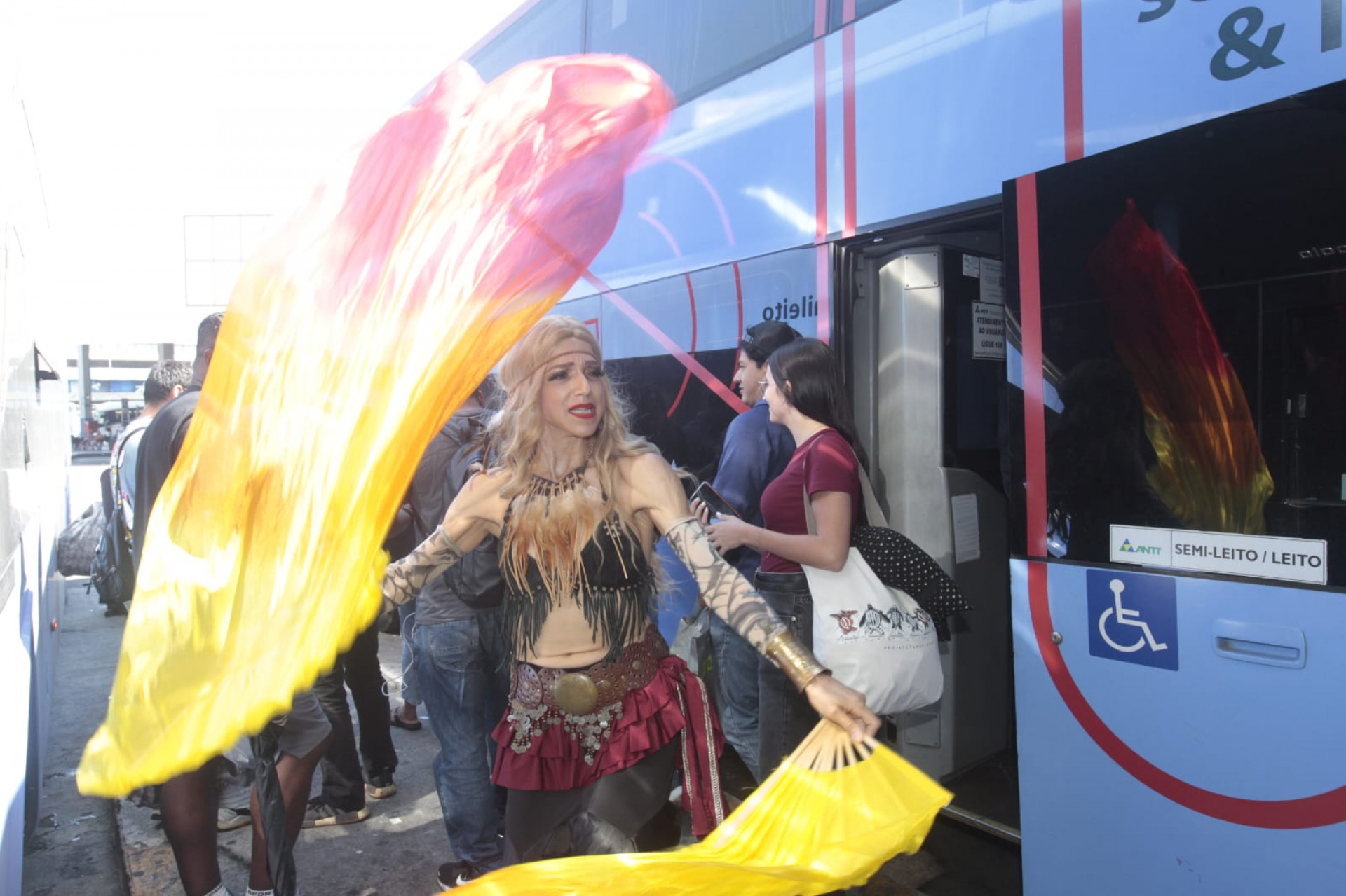 Izlene Cristina recebeu os passageiros com perfomance da Shakira - Reginaldo Pimenta / Agência O Dia