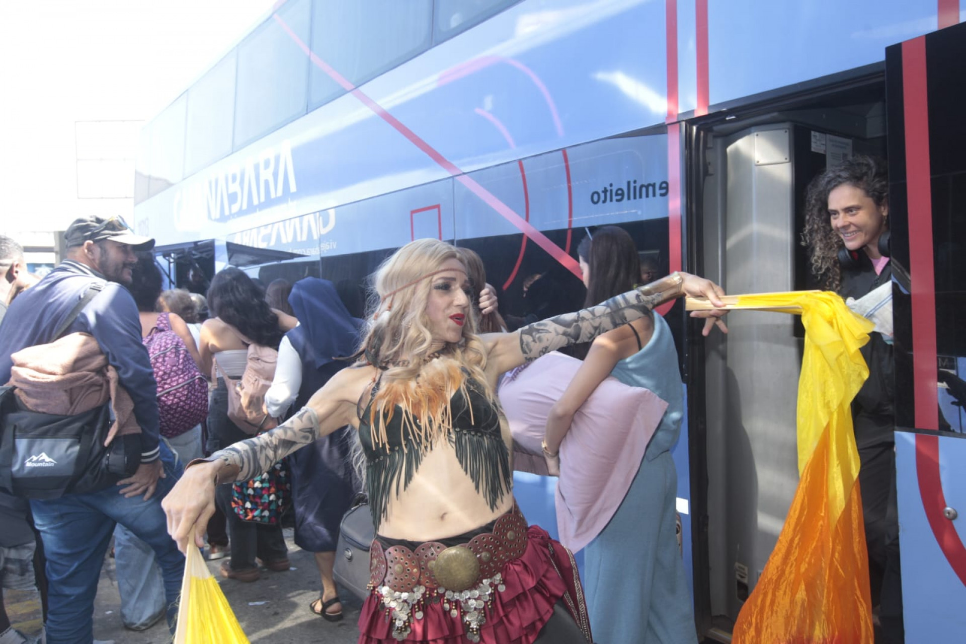Passageiros se divertiram com a apresentação da cover da Shakira - Reginaldo Pimenta / Agência O Dia