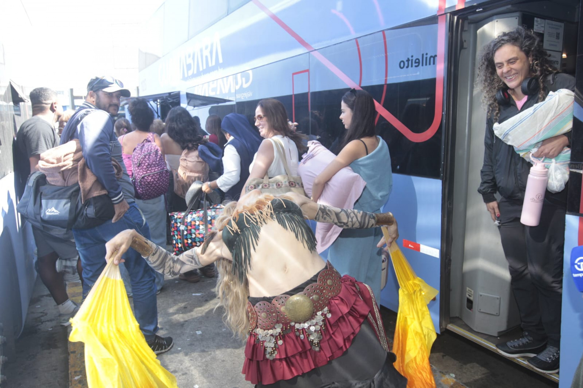 Passageiros se divertiram com a apresentação da cover da Shakira - Reginaldo Pimenta / Agência O Dia