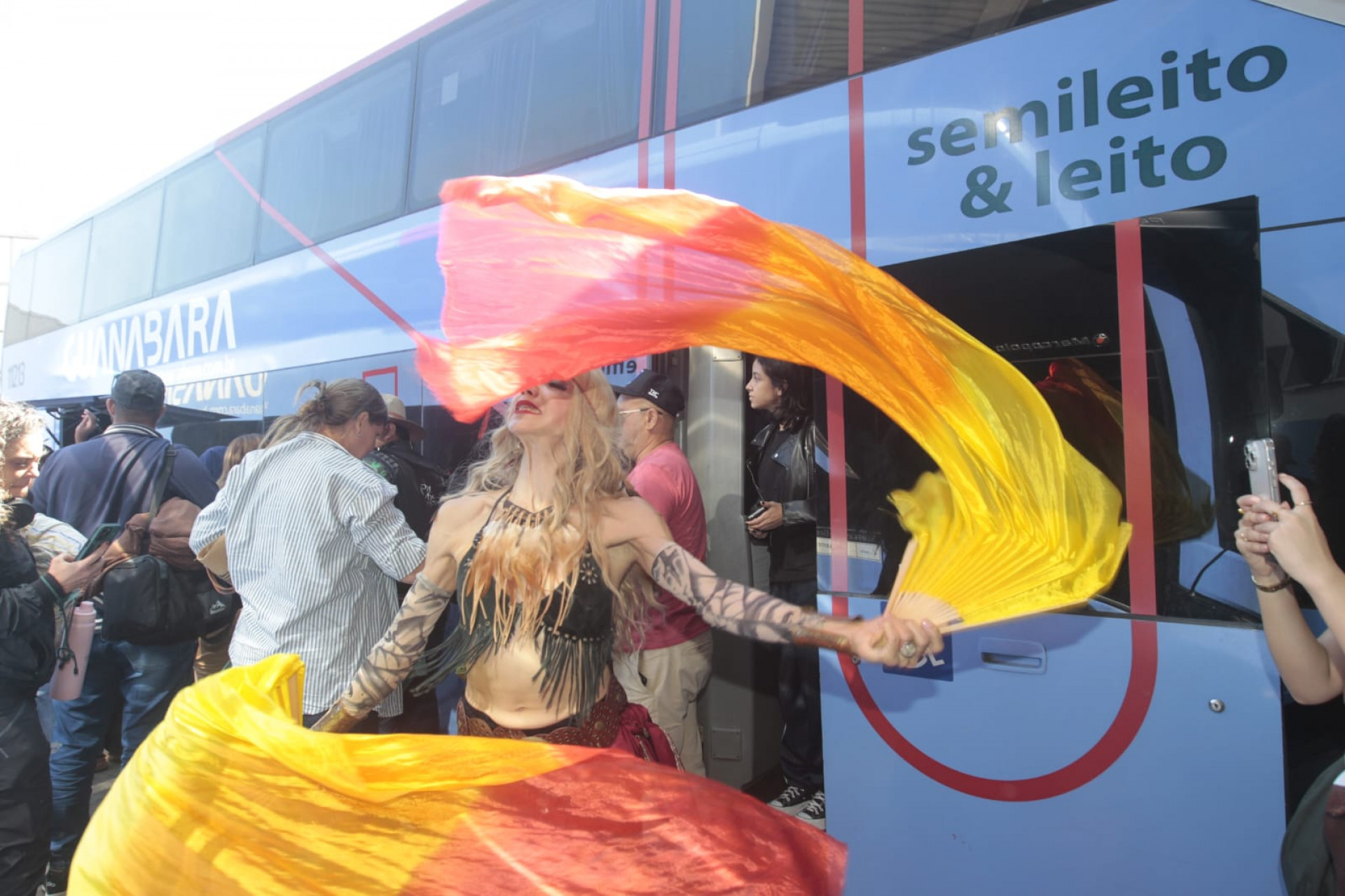 Izlene Cristina recebeu os passageiros com perfomance da Shakira - Reginaldo Pimenta / Agência O Dia