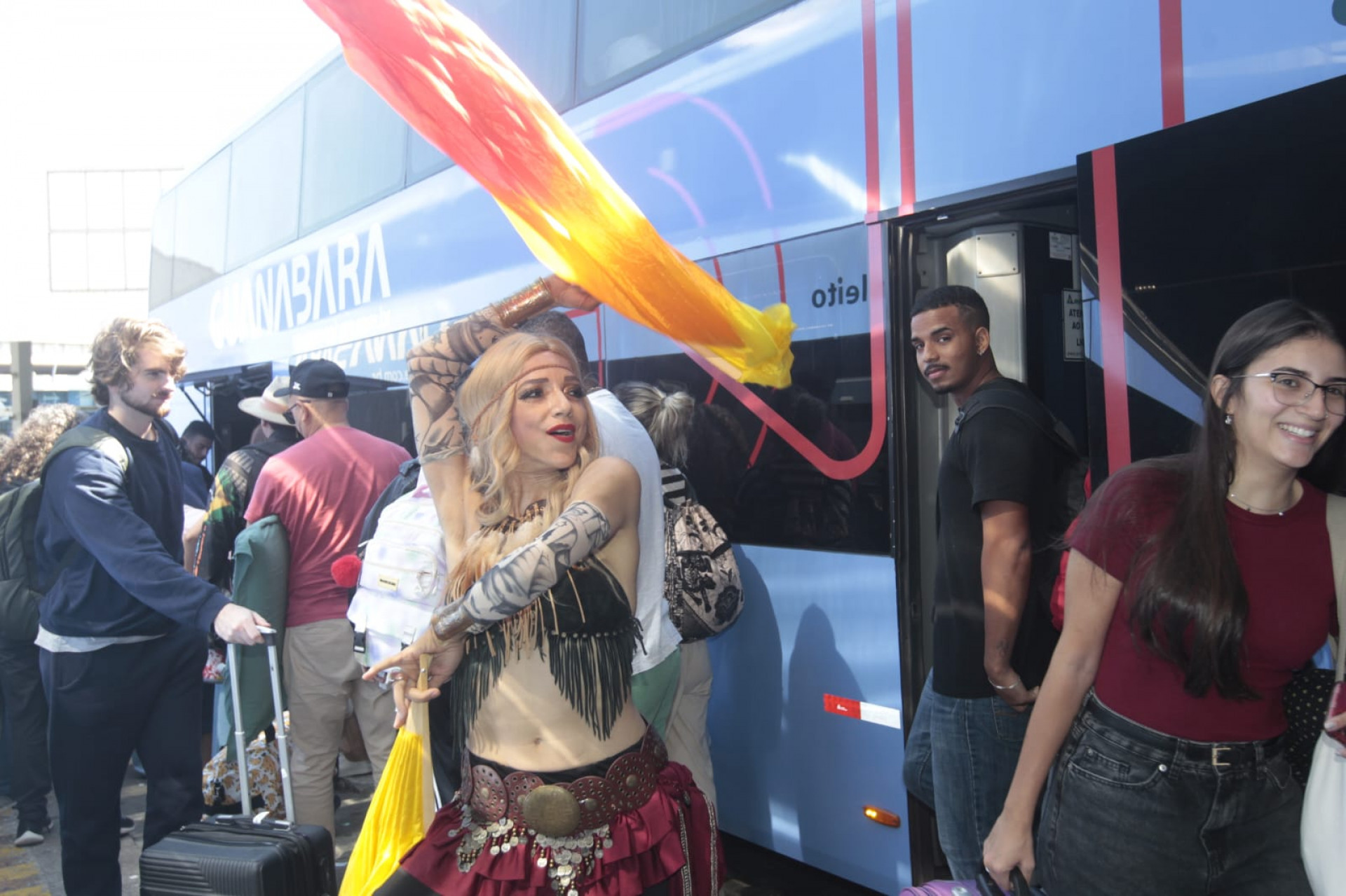 Passageiros se divertiram com a apresentação da cover da Shakira - Reginaldo Pimenta / Agência O Dia