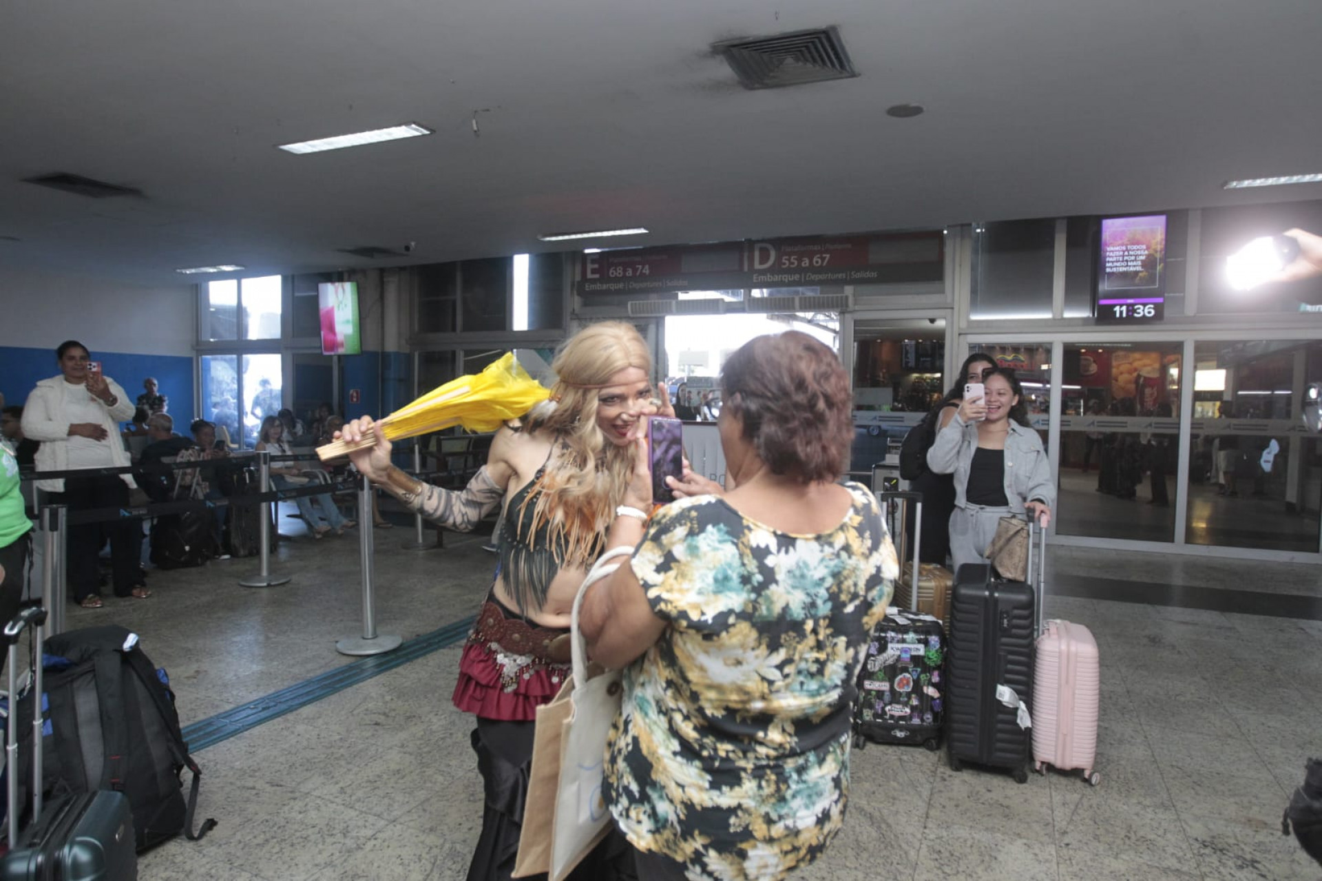 Izlene Cristina se apresentou na Rodoviária do Rio na manhã desta quinta-feira - Reginaldo Pimenta / Agência O Dia