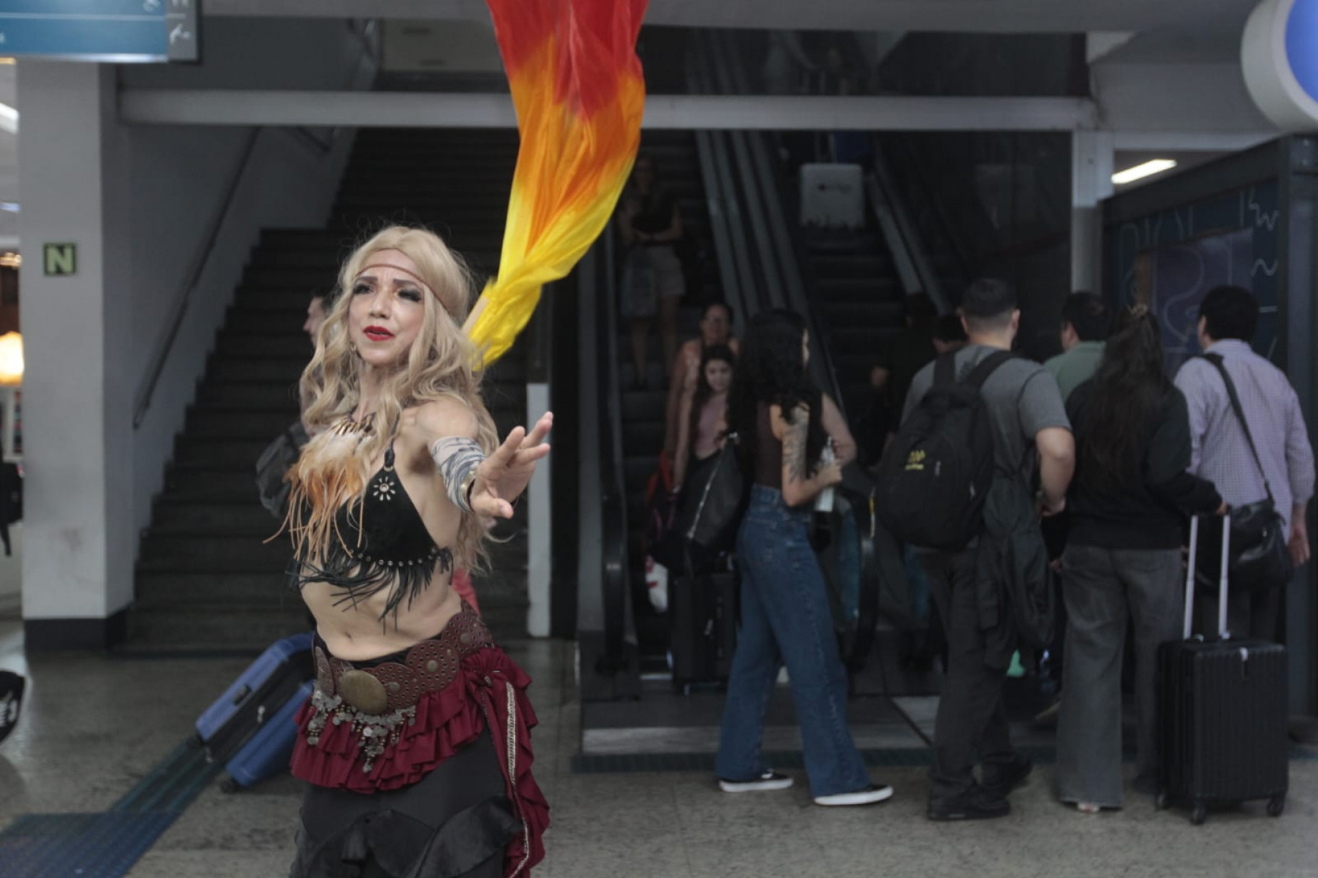 Todo Mundo no Rio! Cover da Shakira recebe passageiros na rodoviária