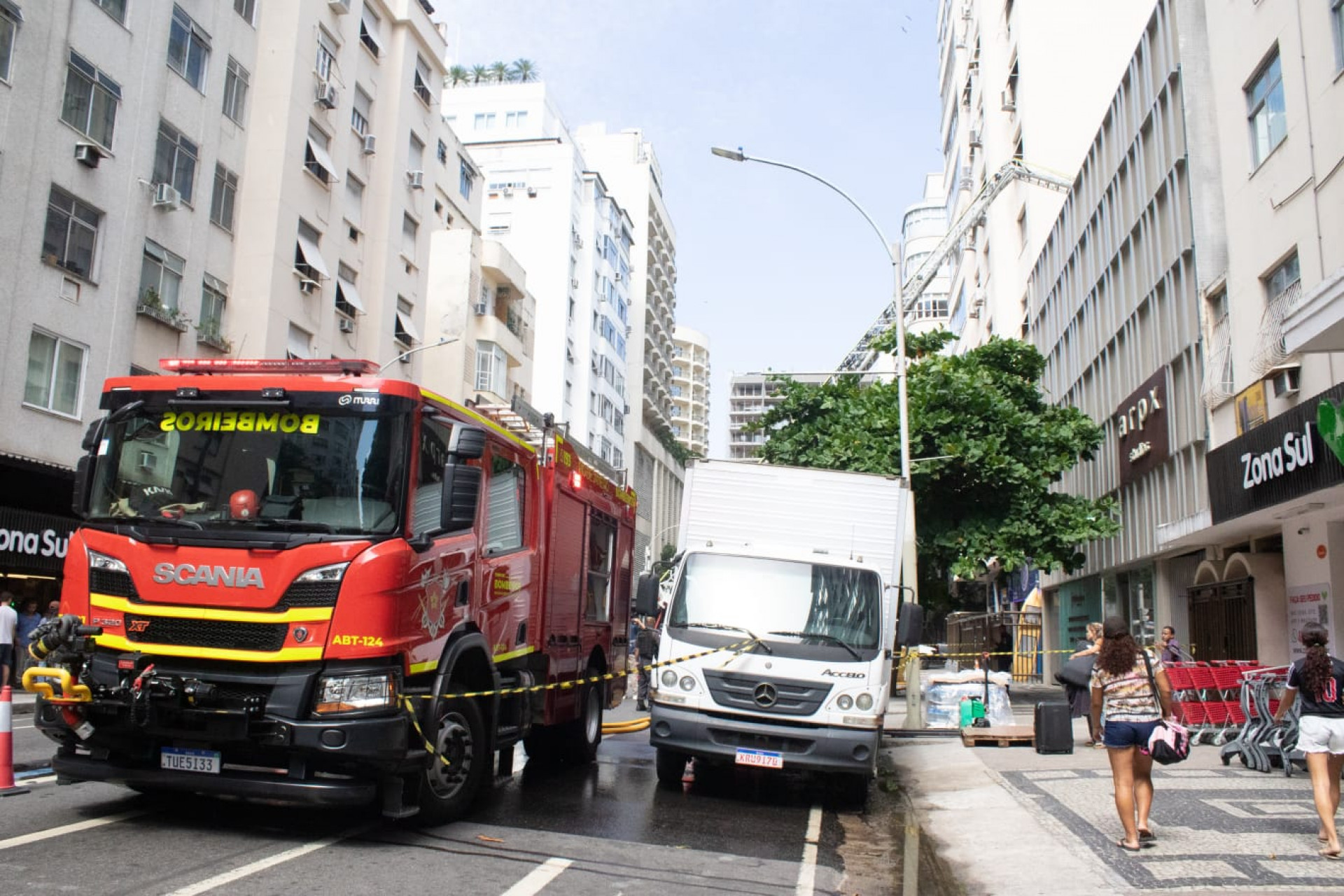 Corpo de Bombeiros foram acionados para um incêndio na Avenida Nossa Senhora de Copacabana - Érica Martin / Agência O Dia