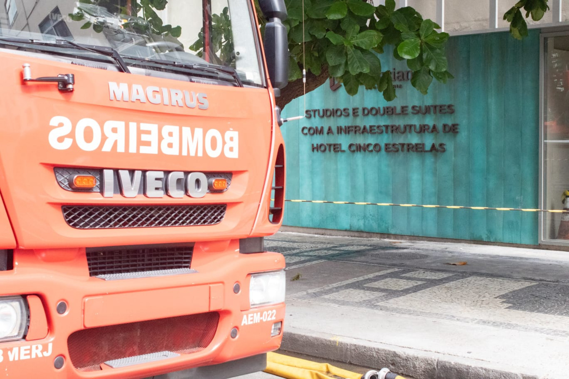 Corpo de Bombeiros foram acionados para um incêndio na Avenida Nossa Senhora de Copacabana - Érica Martin / Agência O Dia