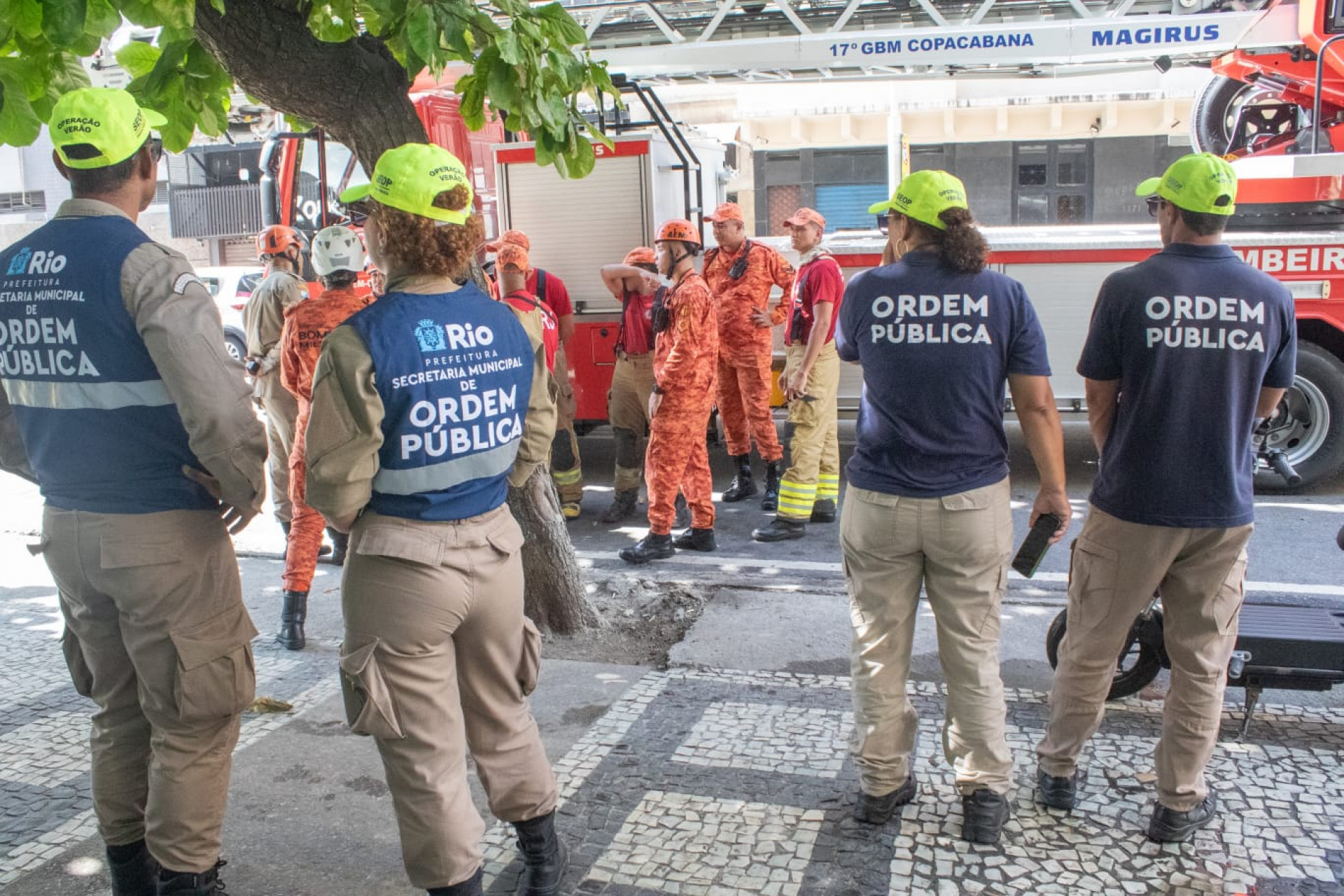 Corpo de Bombeiros foram acionados para um incêndio na Avenida Nossa Senhora de Copacabana - Érica Martin / Agência O Dia