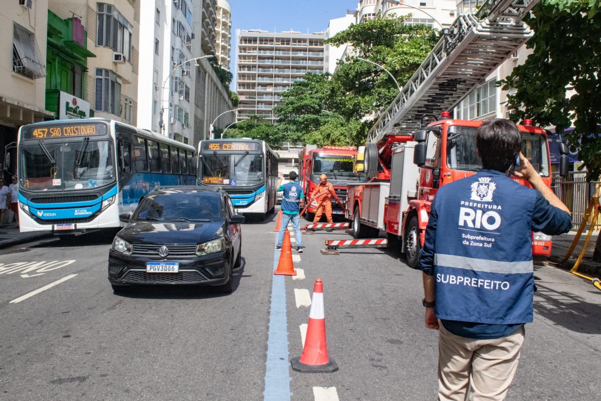 Corpo de Bombeiros foram acionados para um incêndio na Avenida Nossa Senhora de Copacabana - Érica Martin / Agência O Dia