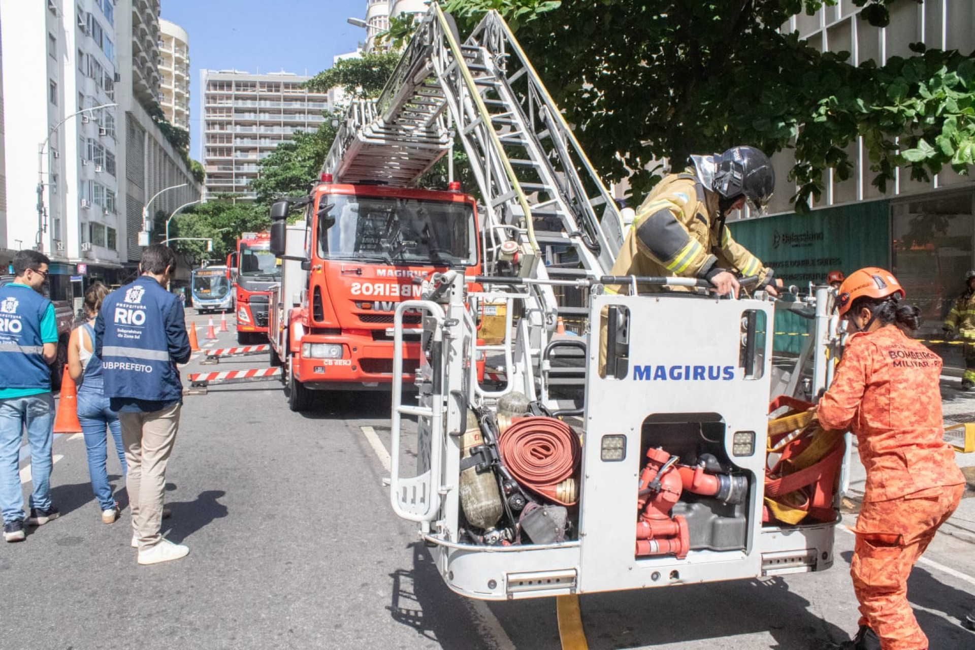 Corpo de Bombeiros foram acionados para um incêndio na Avenida Nossa Senhora de Copacabana - Érica Martin / Agência O Dia
