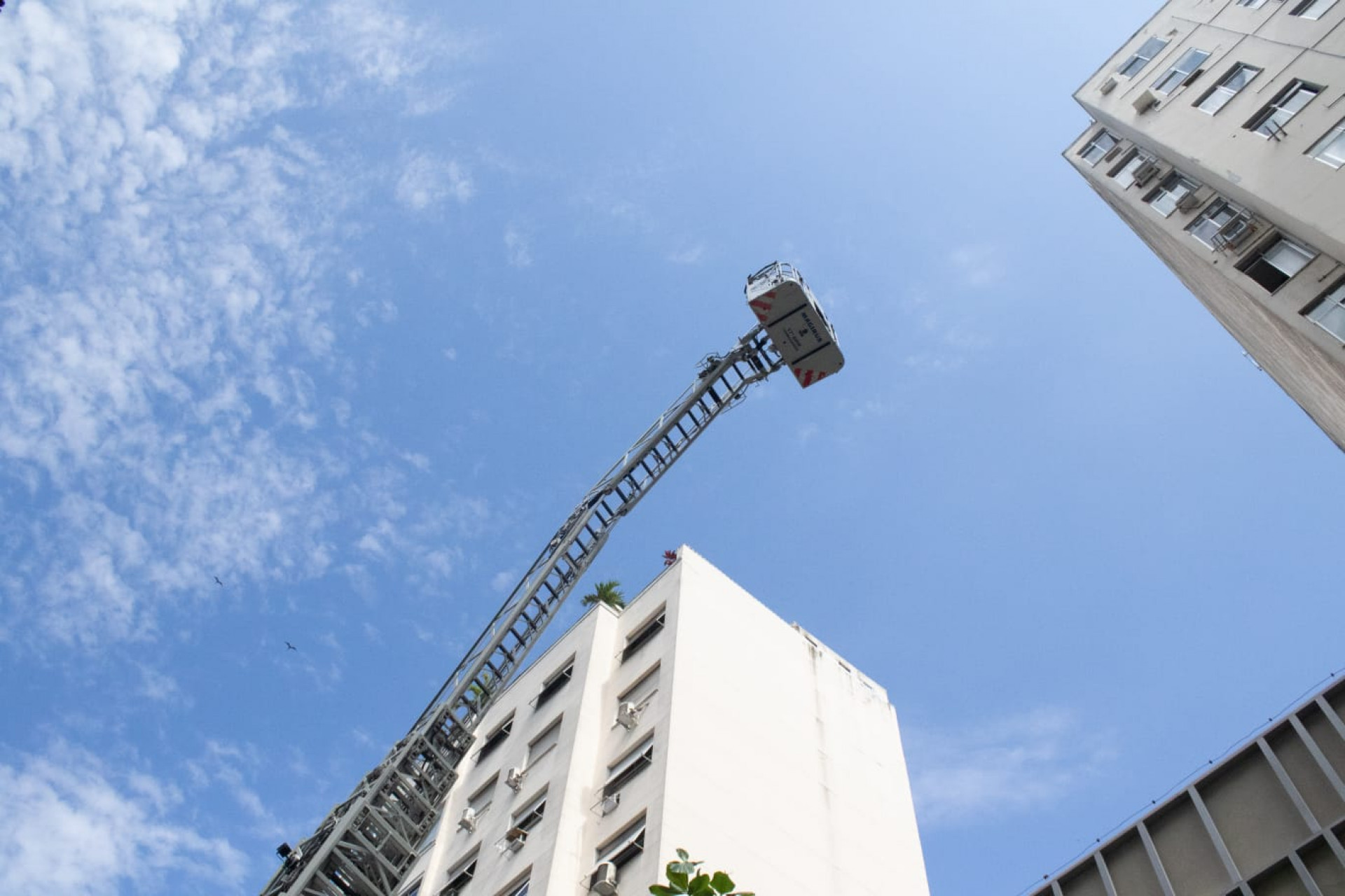 Corpo de Bombeiros foram acionados para um incêndio na Avenida Nossa Senhora de Copacabana - Érica Martin / Agência O Dia
