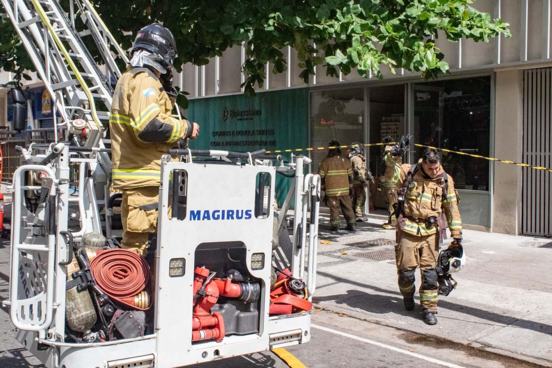 Corpo de Bombeiros foram acionados para um incêndio na Avenida Nossa Senhora de Copacabana - Érica Martin / Agência O Dia