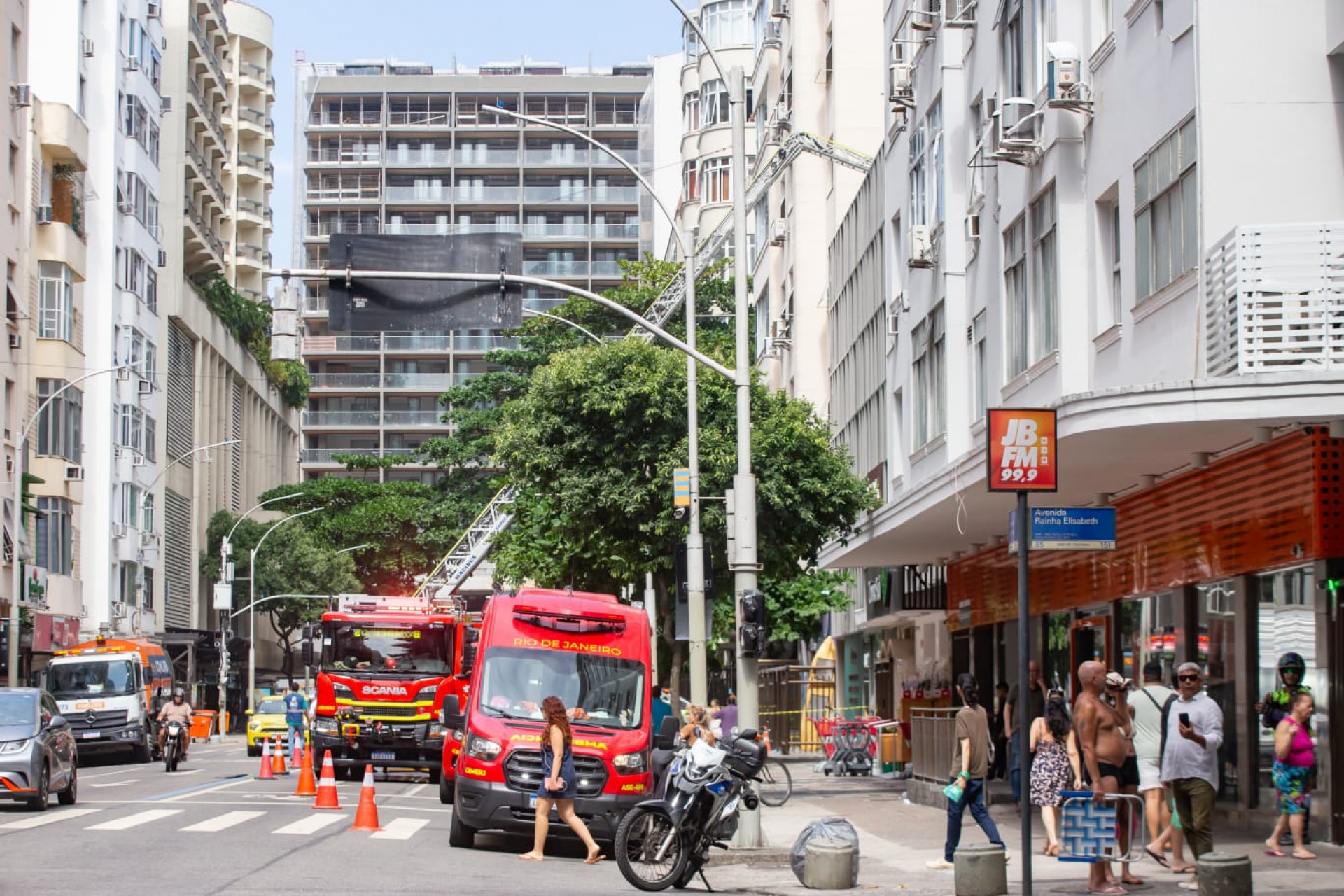 Corpo de Bombeiros foram acionados para um incêndio na Avenida Nossa Senhora de Copacabana - Érica Martin / Agência O Dia