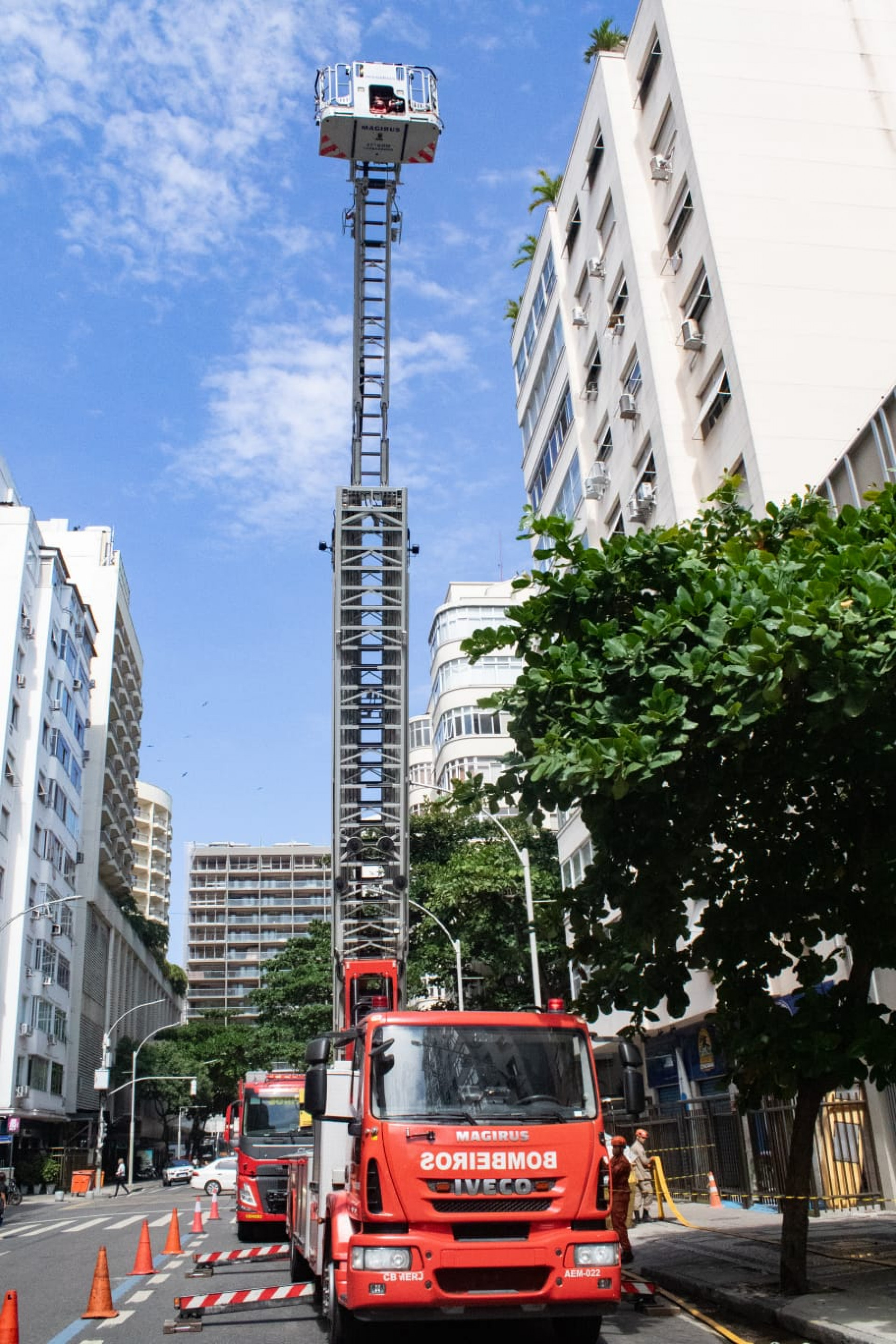 Corpo de Bombeiros foram acionados para um incêndio na Avenida Nossa Senhora de Copacabana - Érica Martin / Agência O Dia