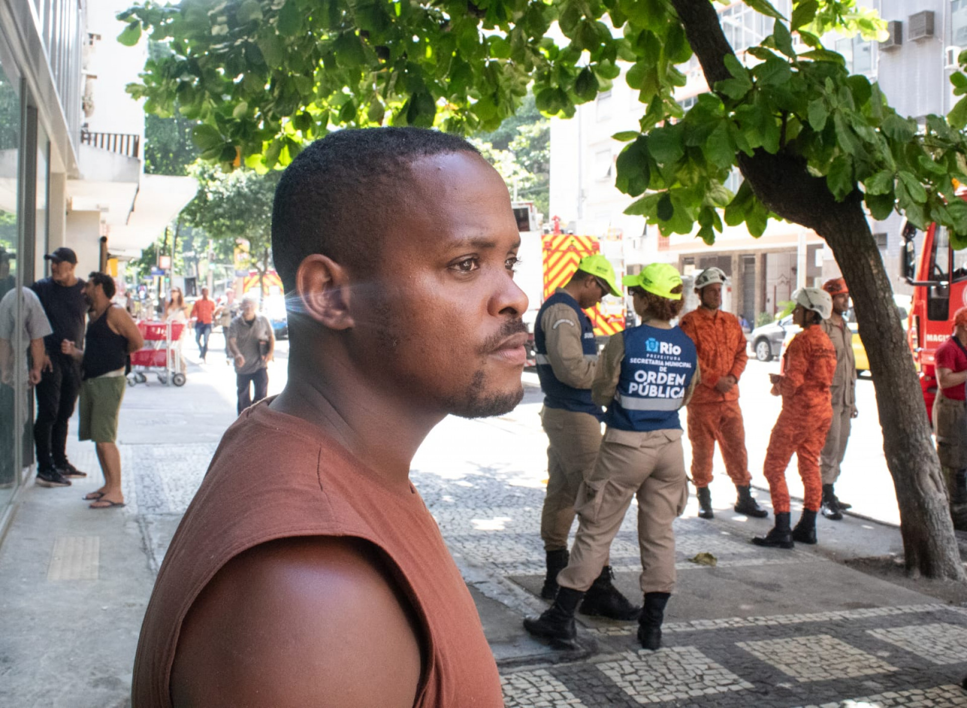 Rafael Nunes trabalhava em um prédio ao lado quando o fogo começou - Érica Martin / Agência O Dia
