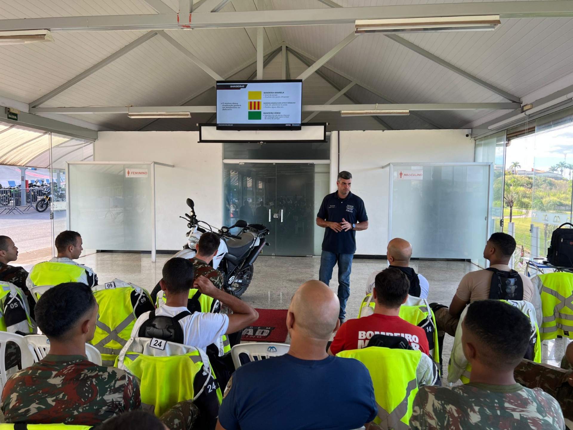 Servidor da Ordem Pública de Volta Redonda capacita militares do Exército em curso de batedor de moto, em Minas Gerais
