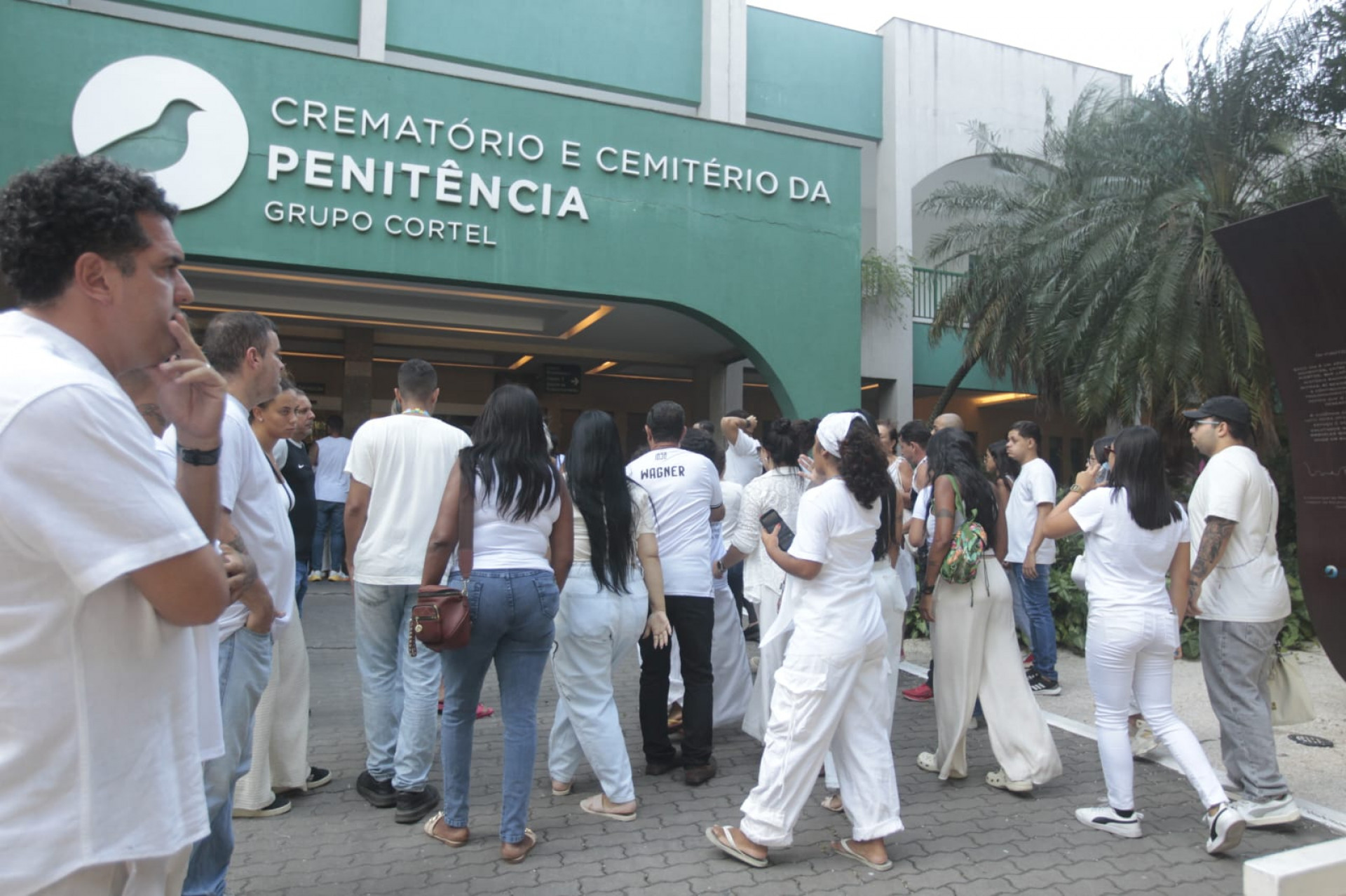 Familiares e amigos no velório de Marcus Vinícius Cerqueira, no Cemitério da Penitência - Reginaldo Pimenta/Agência O Dia